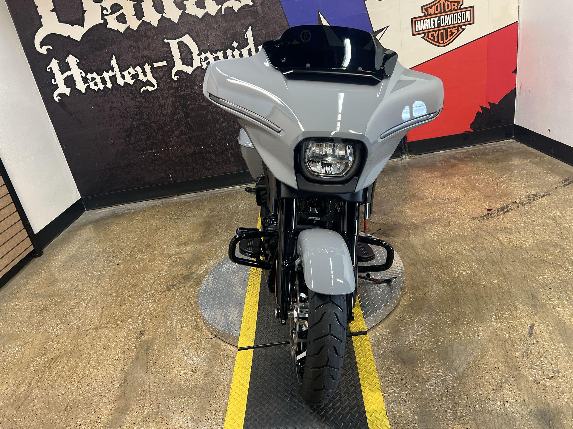 2026 Harley-Davidson® Street Glide® FLHX, photo 5