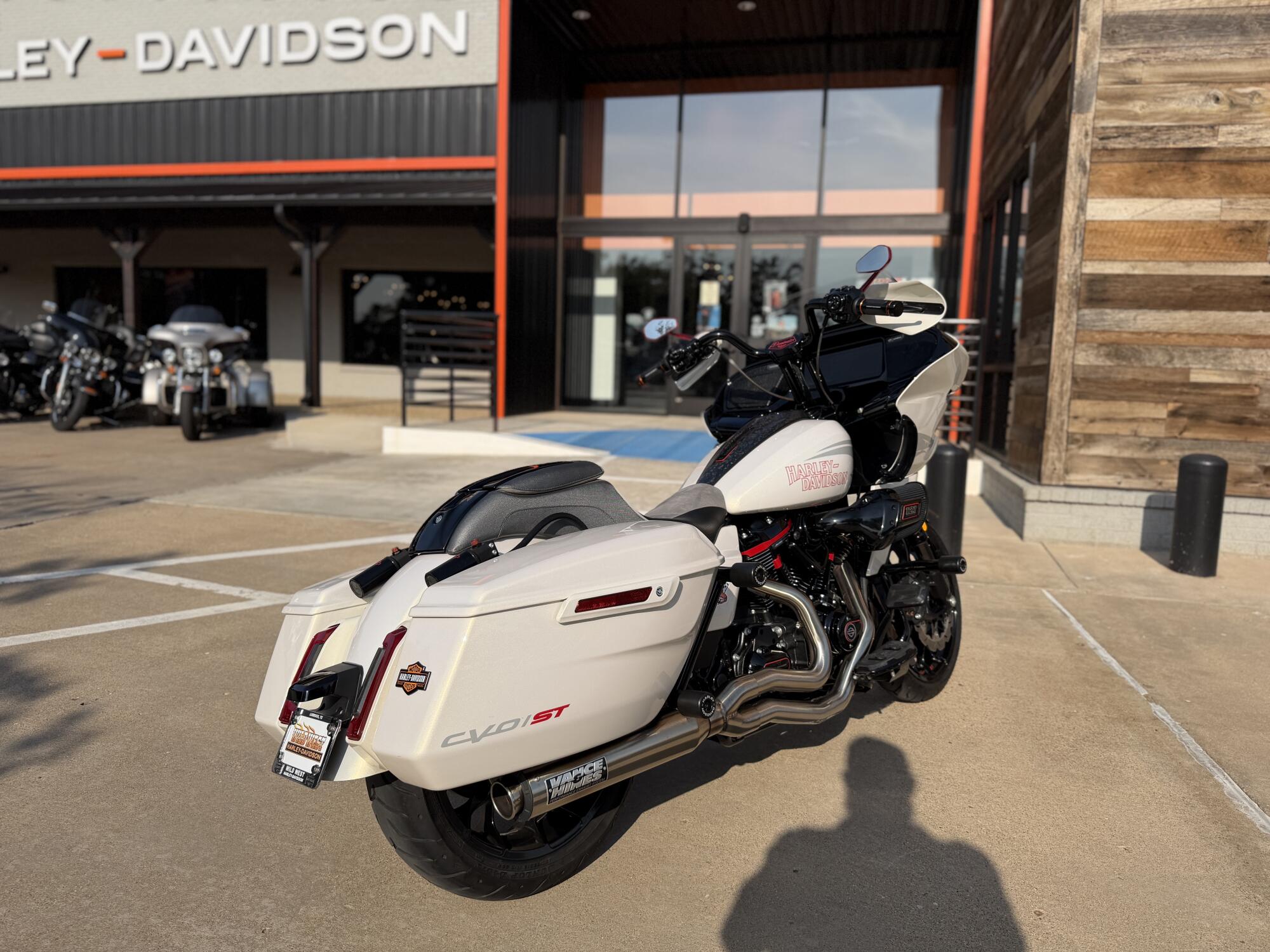 2024 Harley-Davidson® CVO™ Road Glide® ST Golden White Pearl, photo 8
