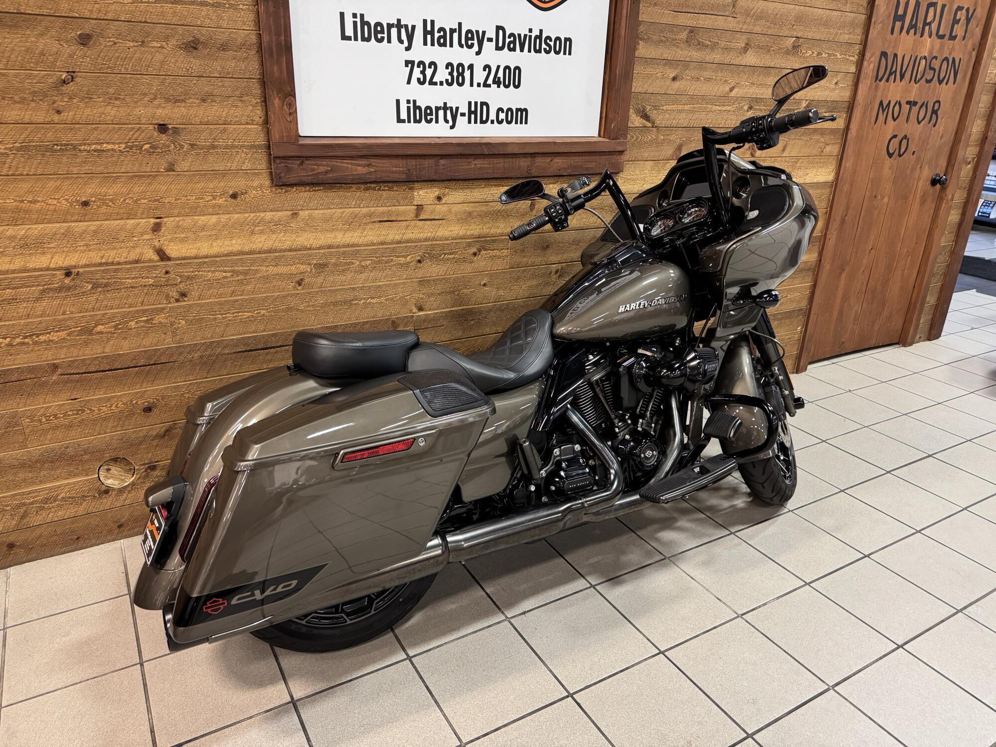 2021 Harley-Davidson® CVO™ Road Glide® Bronze Armor FLTRXSE, photo 8