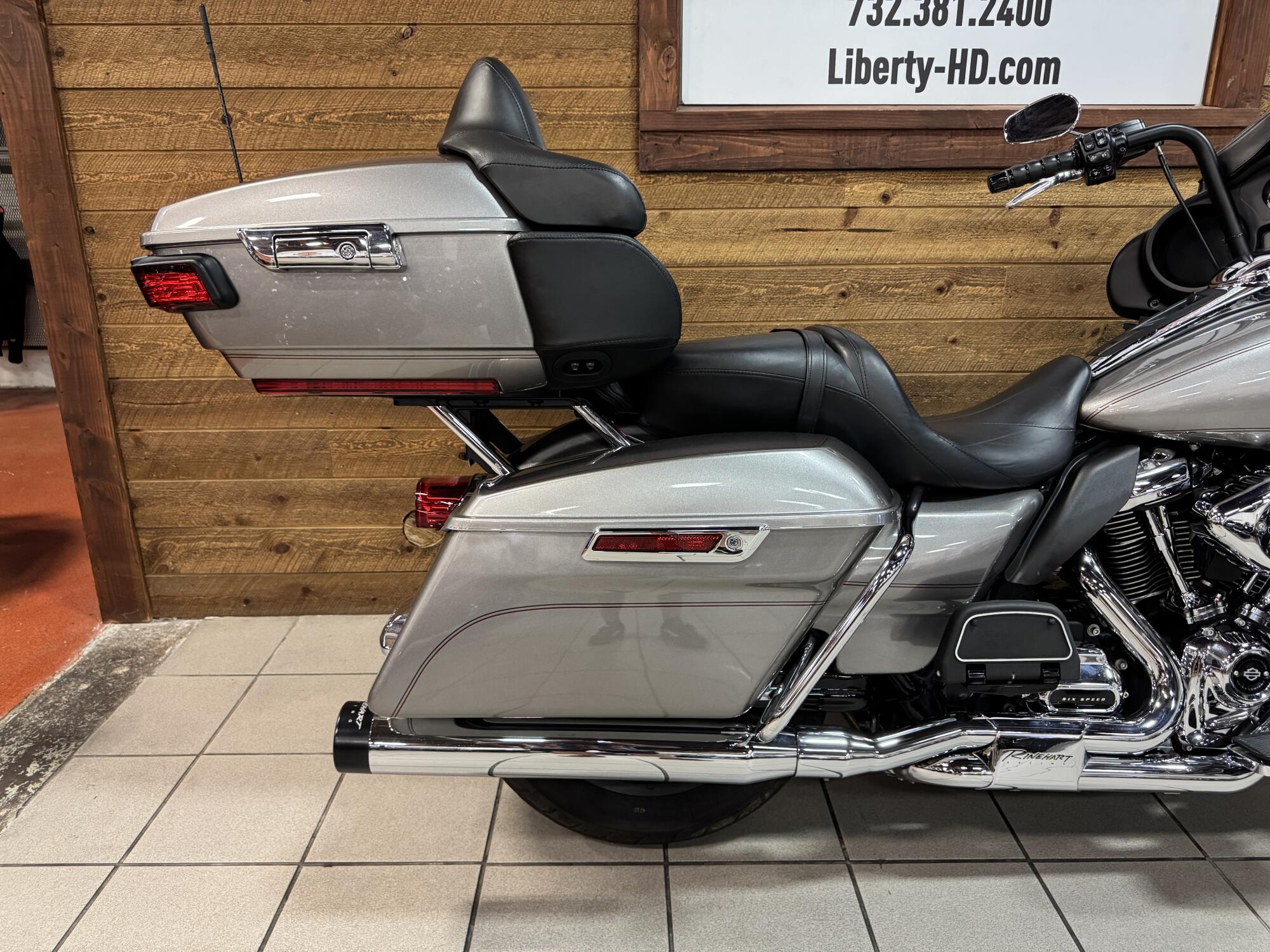 2017 Harley-Davidson® Electra Glide® Ultra Classic® Billet Silver FLHTCU, photo 5