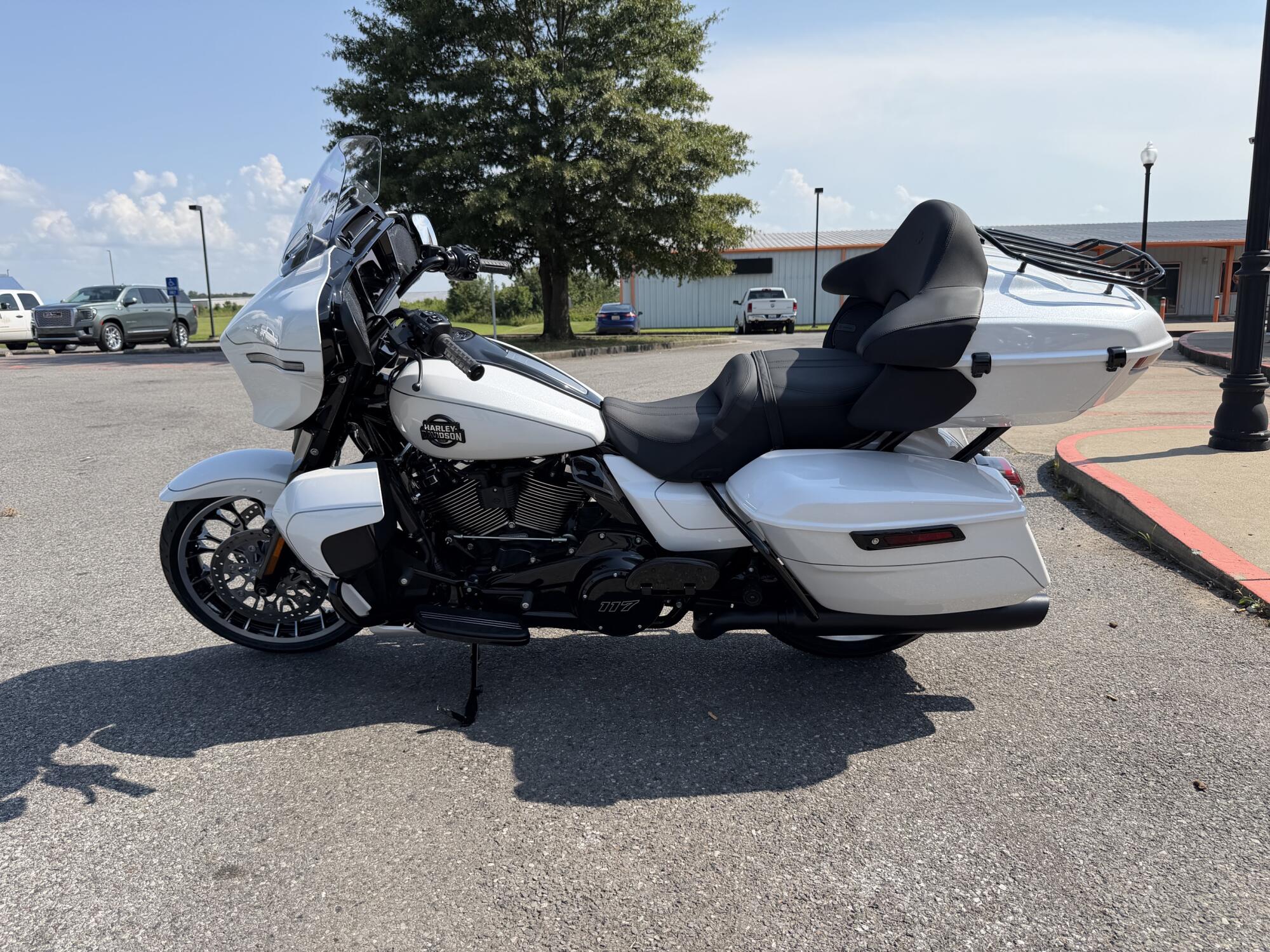 2026 Harley-Davidson® Street Glide Limited White Onyx Pearl Black Trim, photo 7