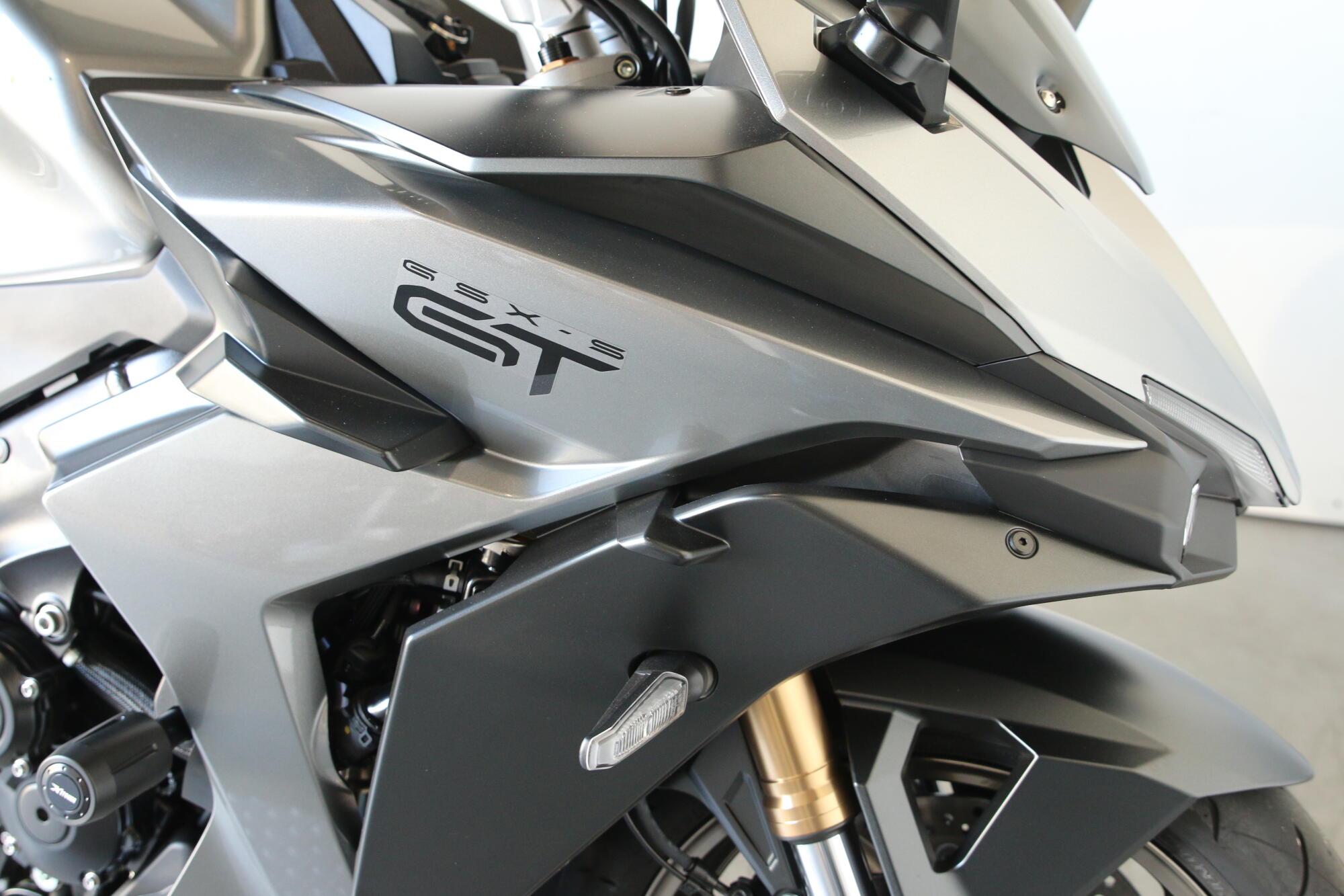 2025 Suzuki GSX-S1000GT+ Metallic Oort Gray No. 3, photo 16