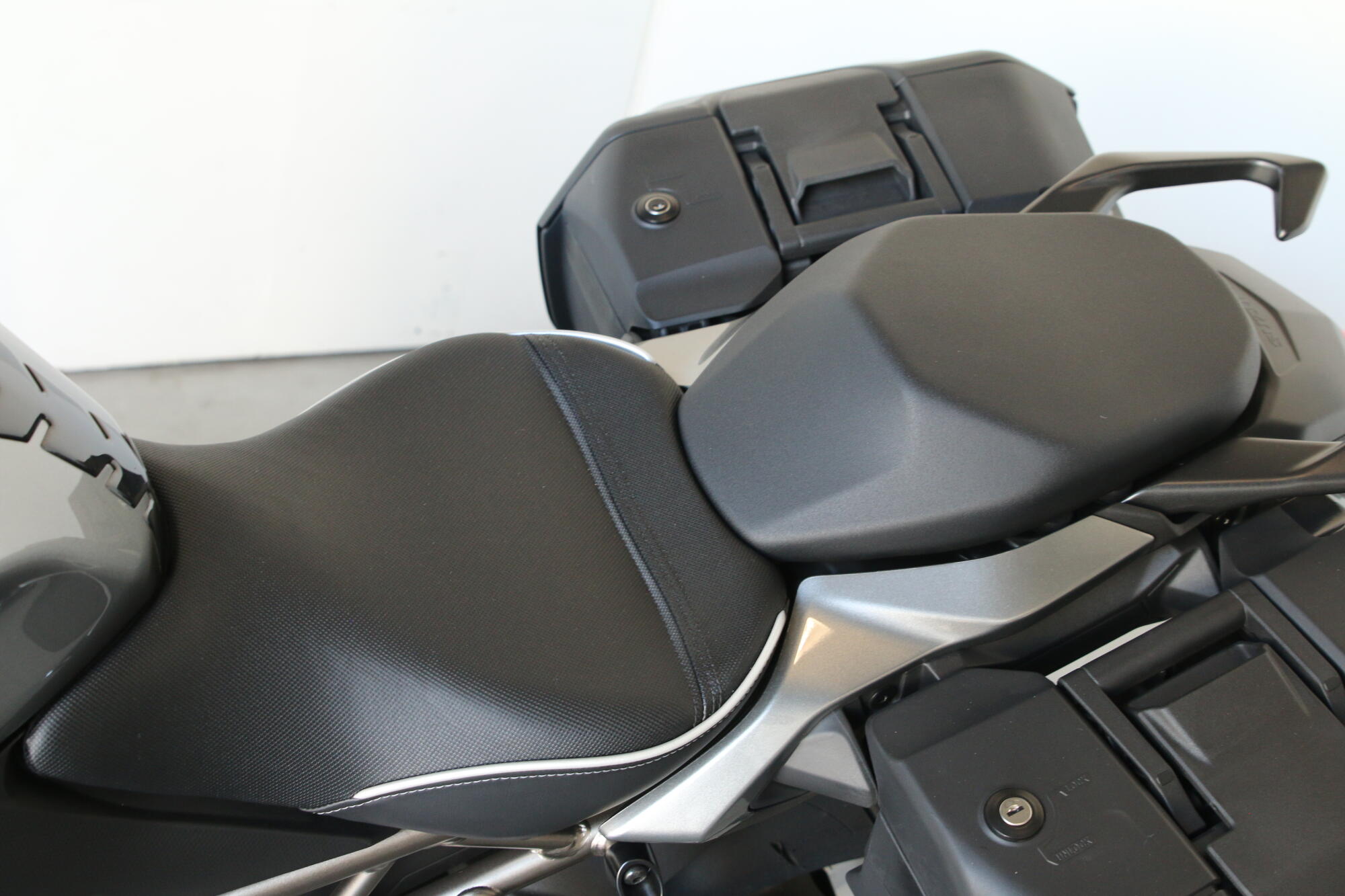 2025 Suzuki GSX-S1000GT+ Metallic Oort Gray No. 3, photo 25