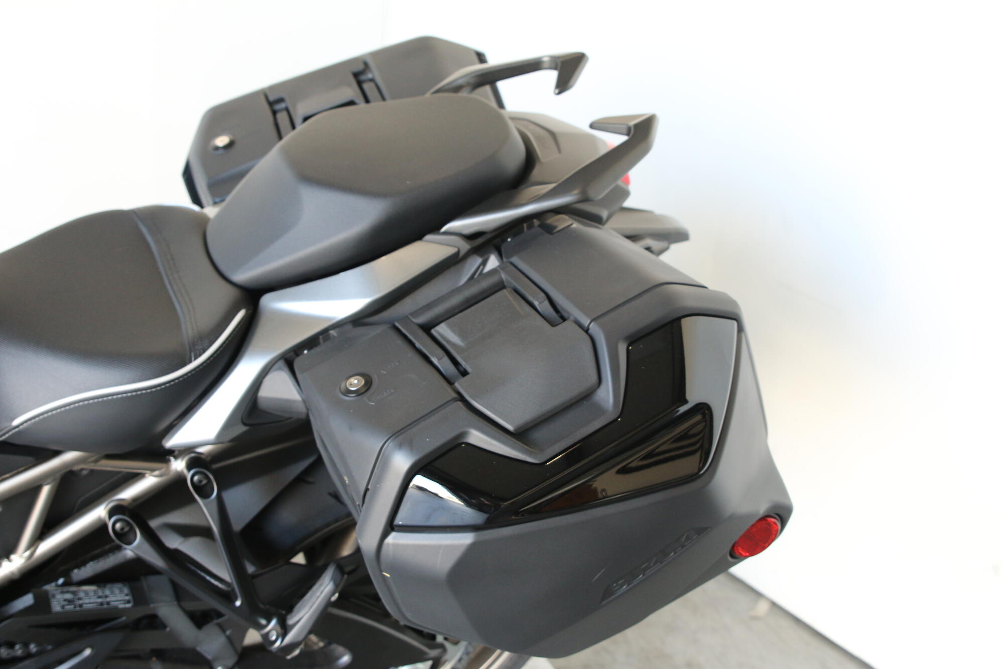 2025 Suzuki GSX-S1000GT+ Metallic Oort Gray No. 3, photo 24