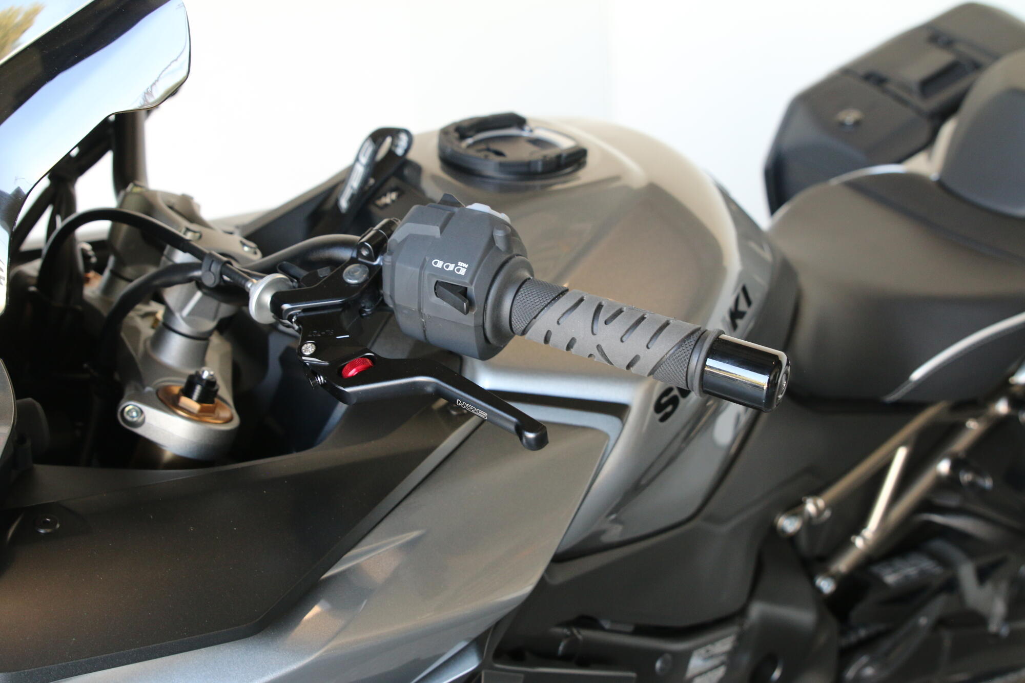 2025 Suzuki GSX-S1000GT+ Metallic Oort Gray No. 3, photo 21