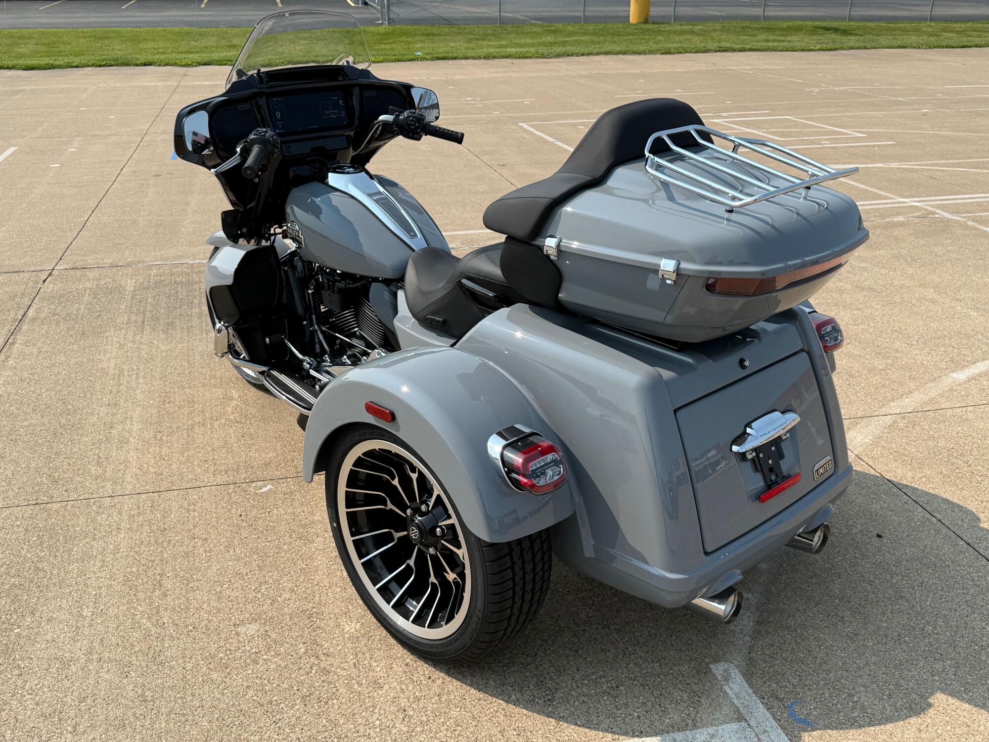 2026 Harley-Davidson® Street Glide 3 Limited Dark Billiard Gray Chrome Trim, photo 6
