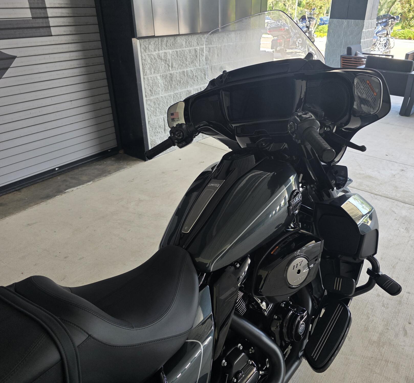 2026 Harley-Davidson® Road Glide Limited Iron Horse Metallic Black Trim, photo 7