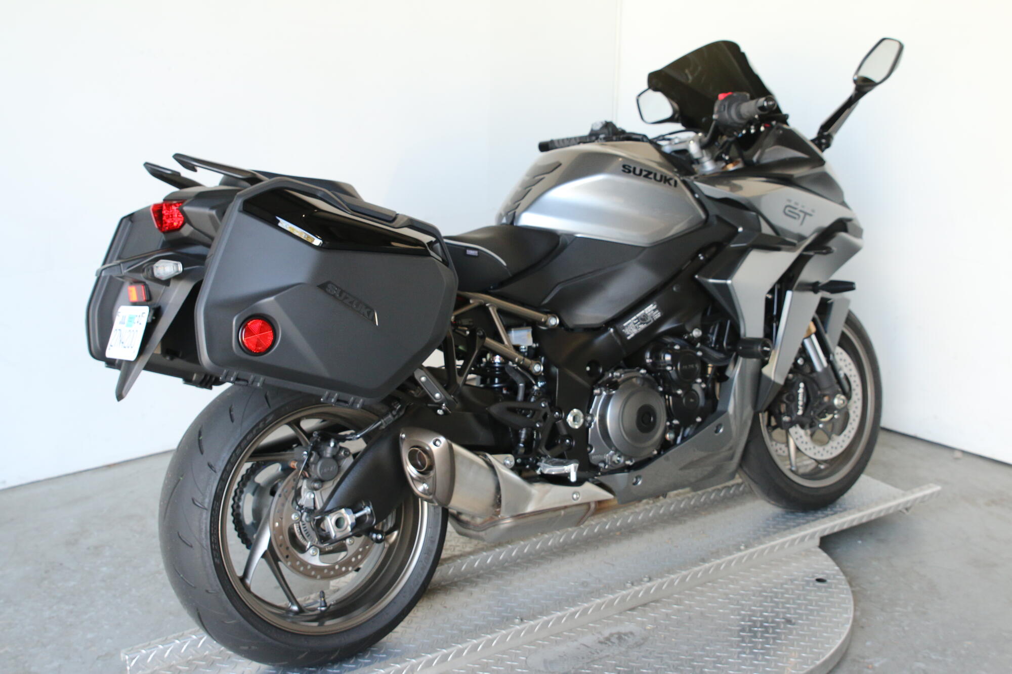 2025 Suzuki GSX-S1000GT+ Metallic Oort Gray No. 3, photo 3