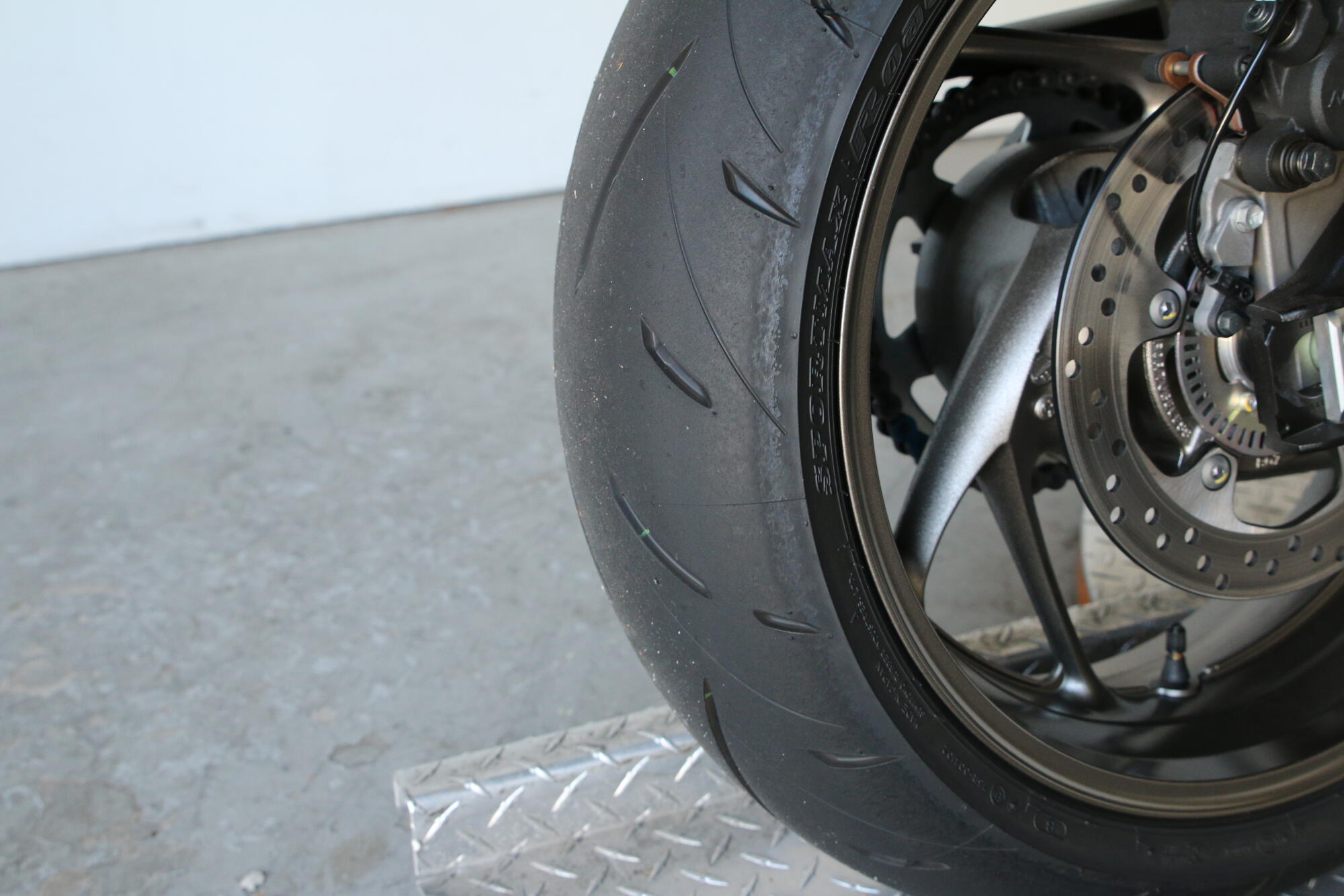 2025 Suzuki GSX-S1000GT+ Metallic Oort Gray No. 3, photo 9