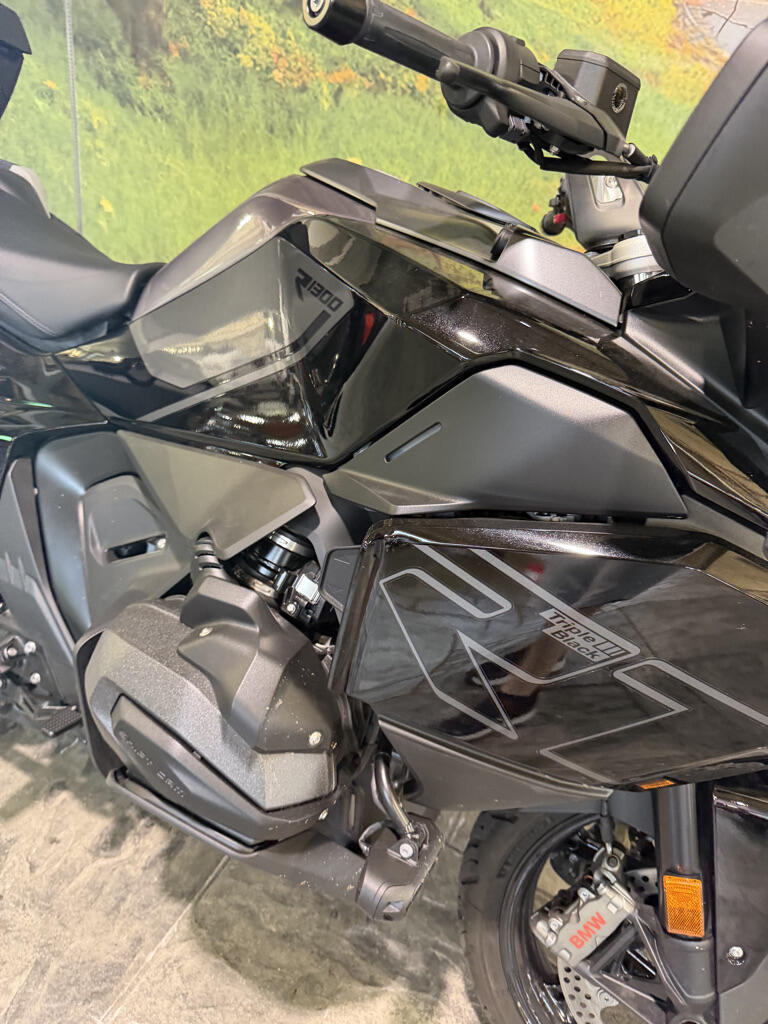 2026 R1300RT Triple Black only 1314 miles!!!, photo 4
