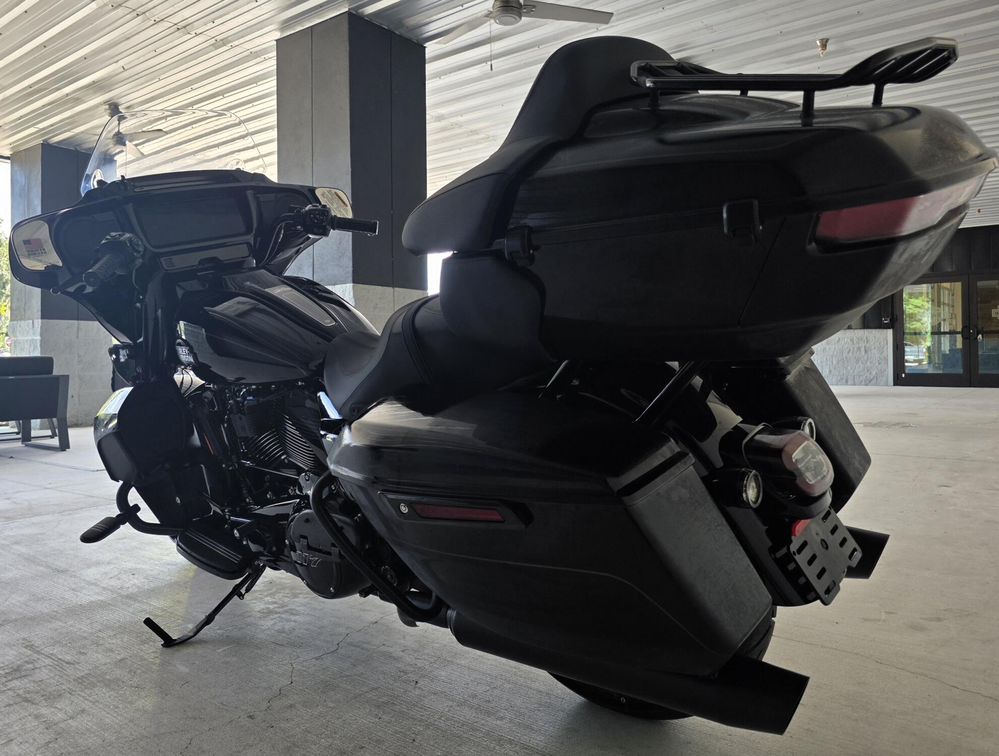 2026 Harley-Davidson® Street Glide Limited Vivid Black Black Trim, photo 9