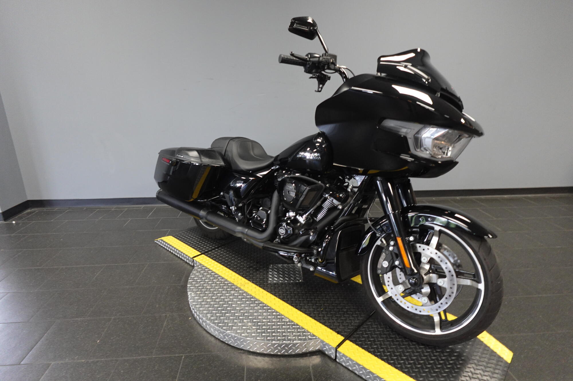 2025 Harley-Davidson® Road Glide® FLTRX, photo 2