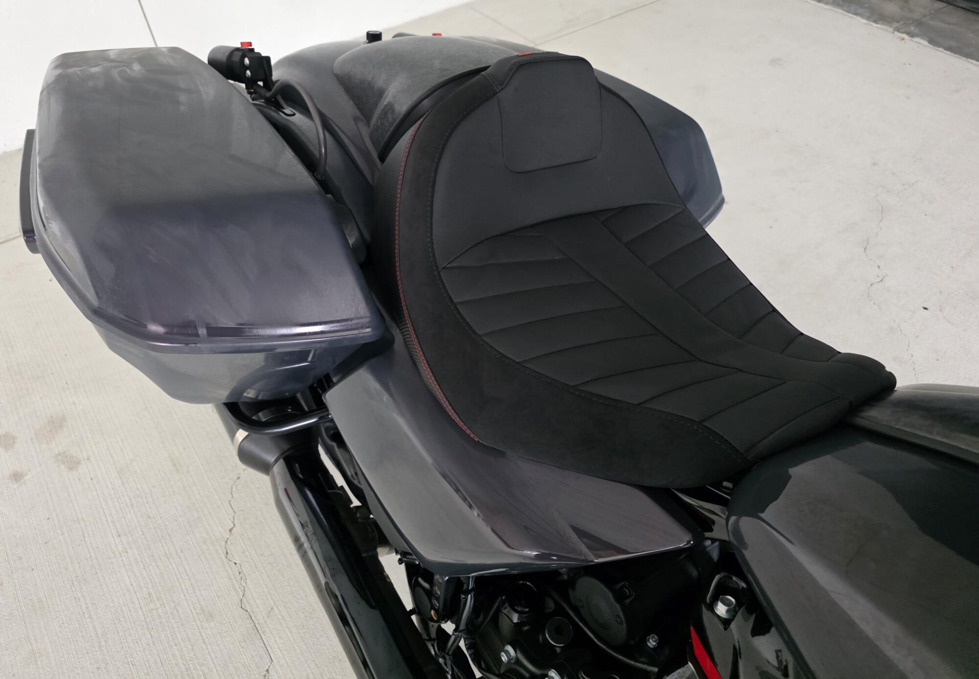 2026 Harley-Davidson® CVO Street Glide ST Inferno Gray, photo 6