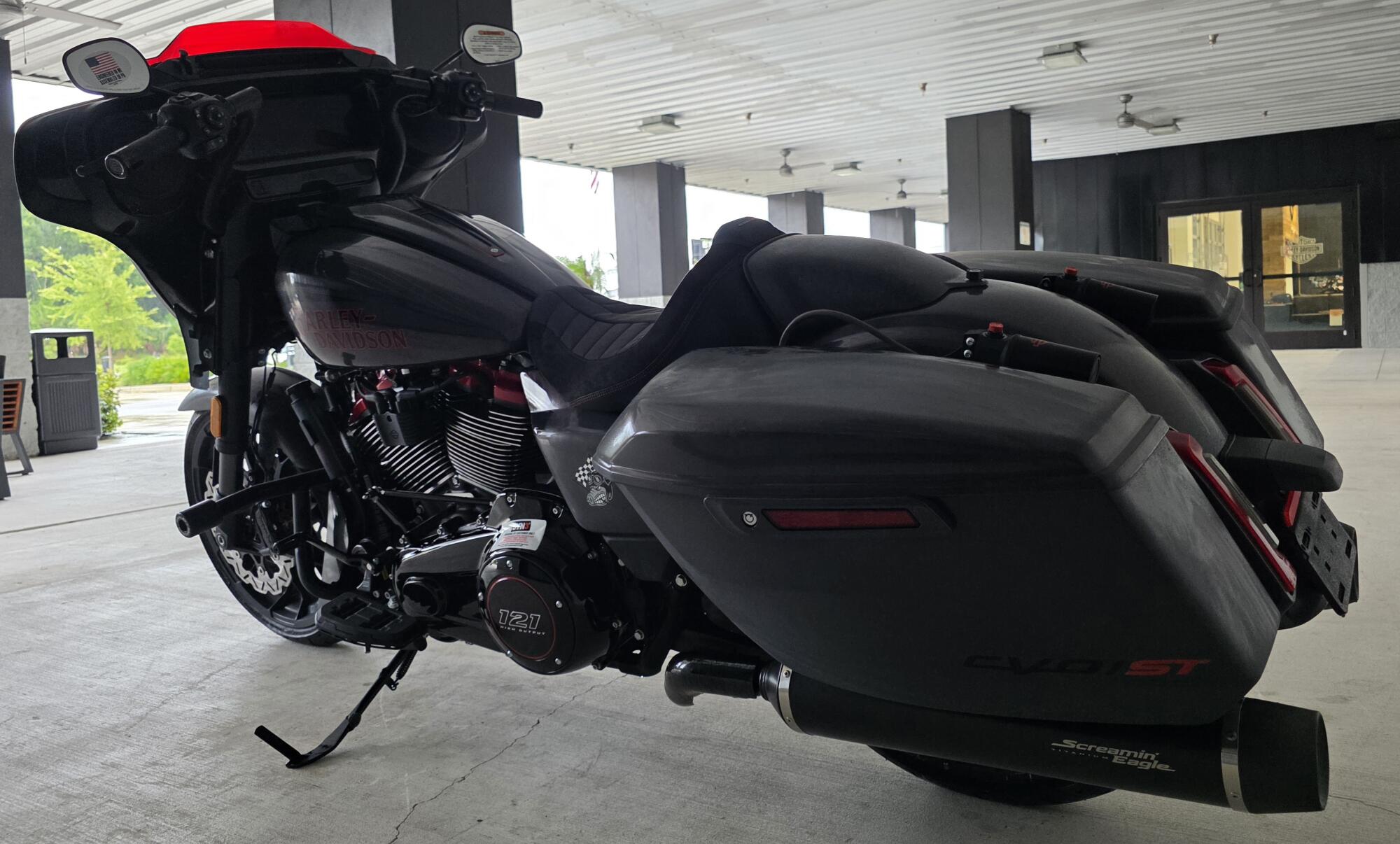 2026 Harley-Davidson® CVO Street Glide ST Inferno Gray, photo 9