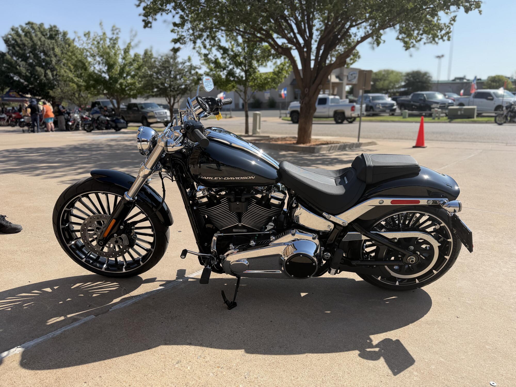 2026 Harley-Davidson® Breakout® Vivid Black Chrome Trim, photo 5
