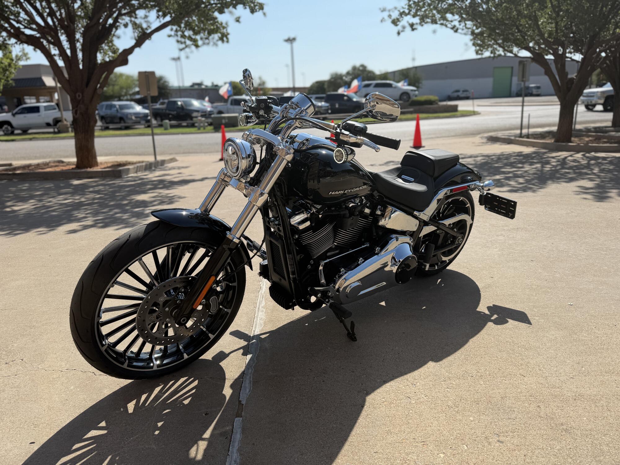 2026 Harley-Davidson® Breakout® Vivid Black Chrome Trim, photo 4