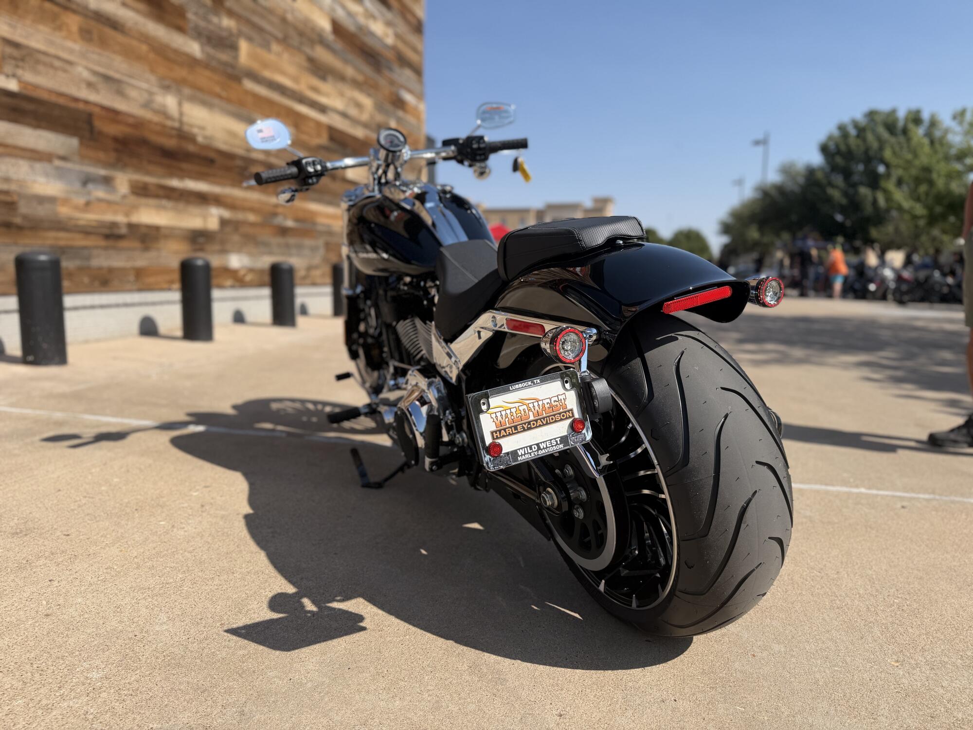 2026 Harley-Davidson® Breakout® Vivid Black Chrome Trim, photo 6
