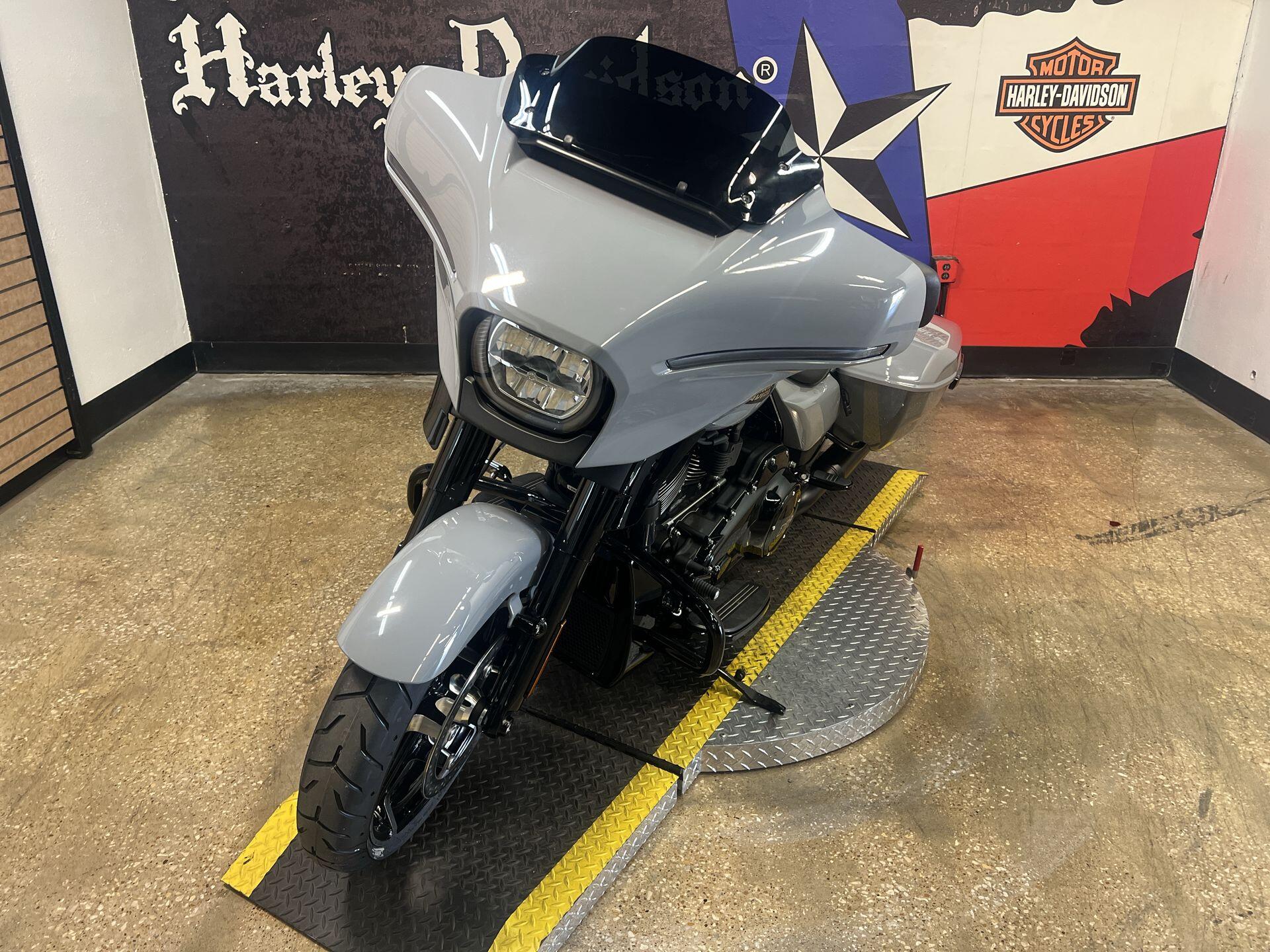 2026 Harley-Davidson® Street Glide® FLHX, photo 4