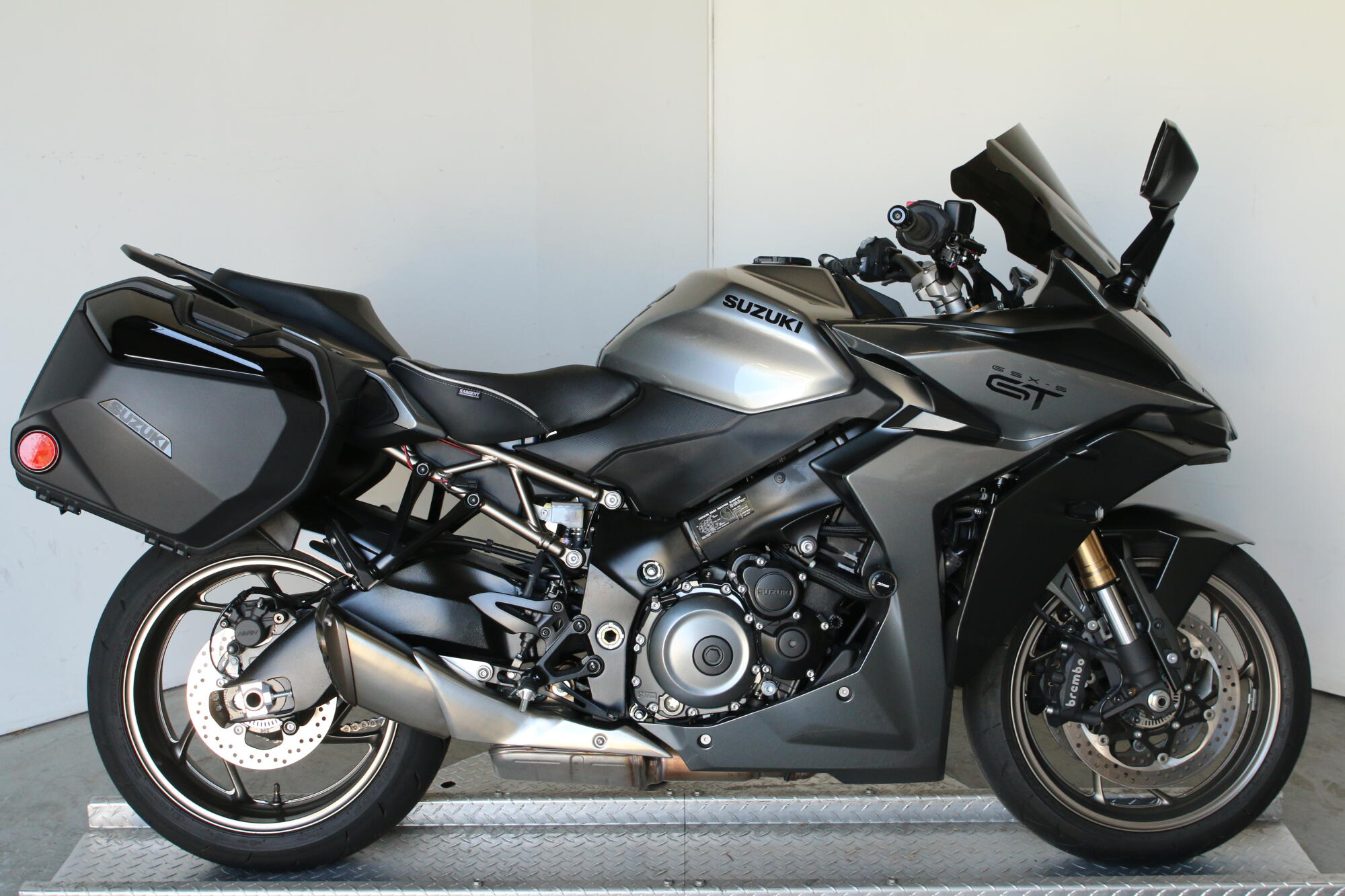 2025 Suzuki GSX-S1000GT+ Metallic Oort Gray No. 3, photo 2