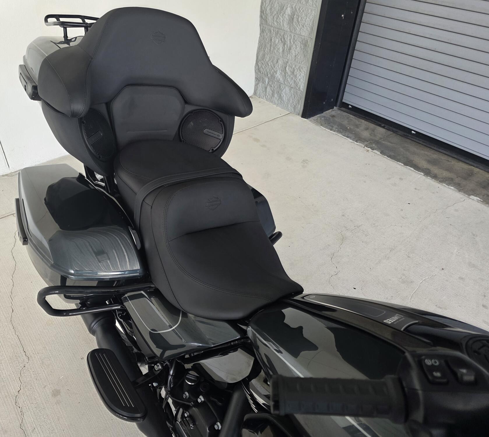 2026 Harley-Davidson® Road Glide Limited Iron Horse Metallic Black Trim, photo 6