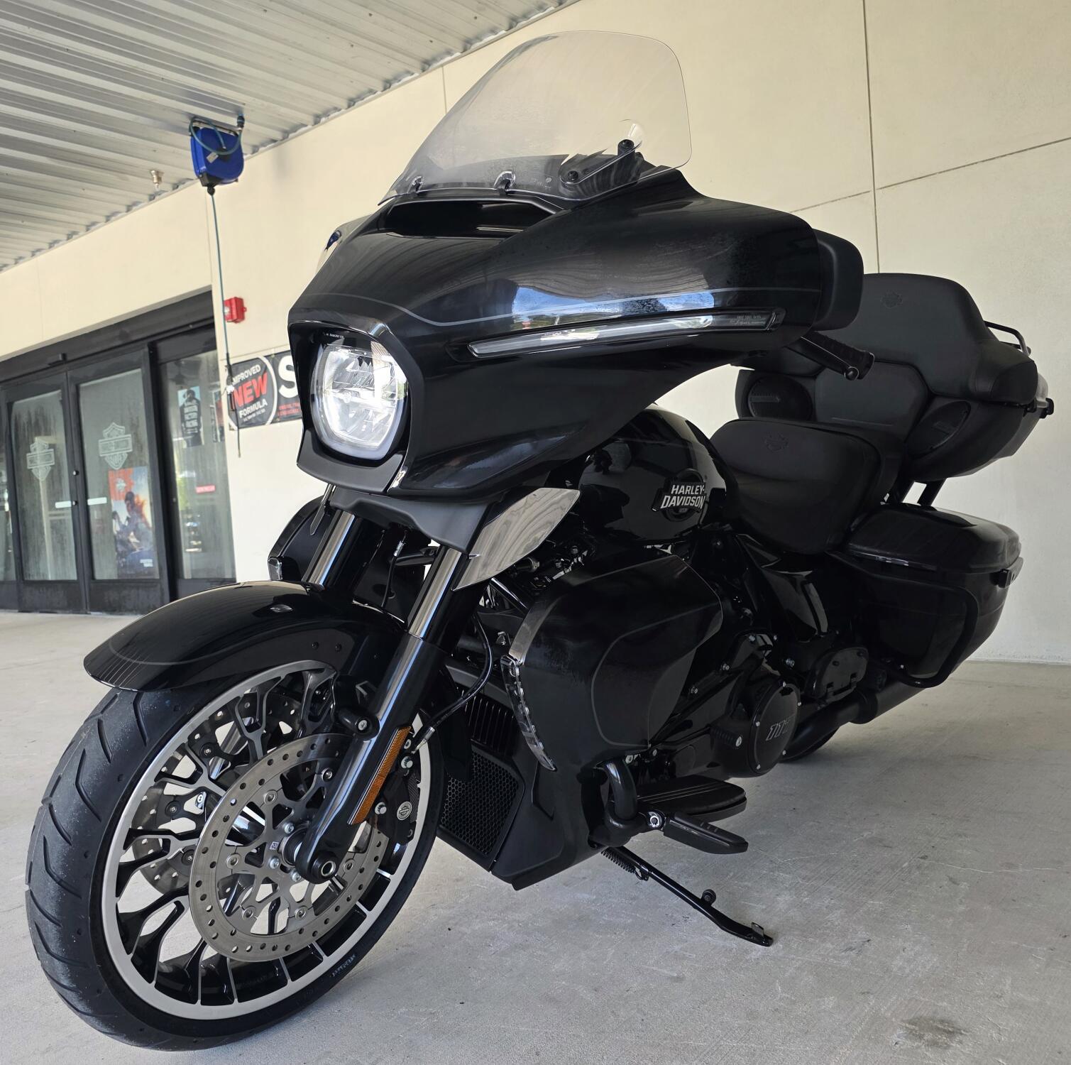 2026 Harley-Davidson® Street Glide Limited Vivid Black Black Trim, photo 10