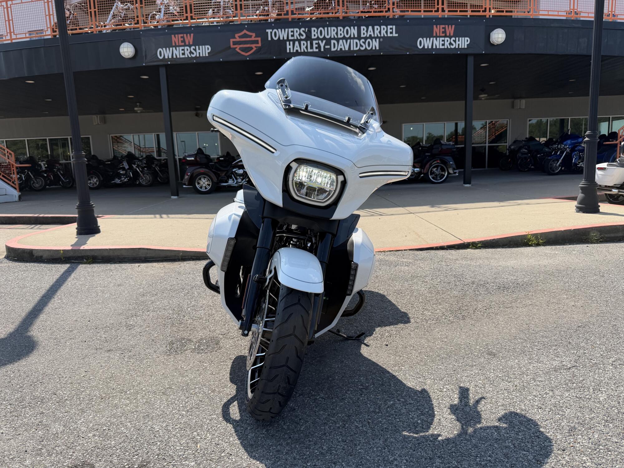 2026 Harley-Davidson® Street Glide Limited White Onyx Pearl Black Trim, photo 5