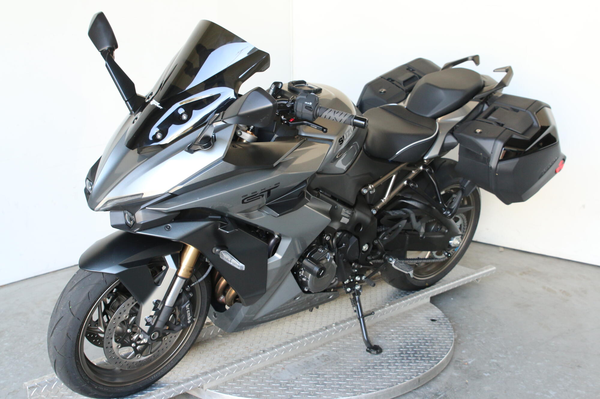 2025 Suzuki GSX-S1000GT+ Metallic Oort Gray No. 3, photo 5