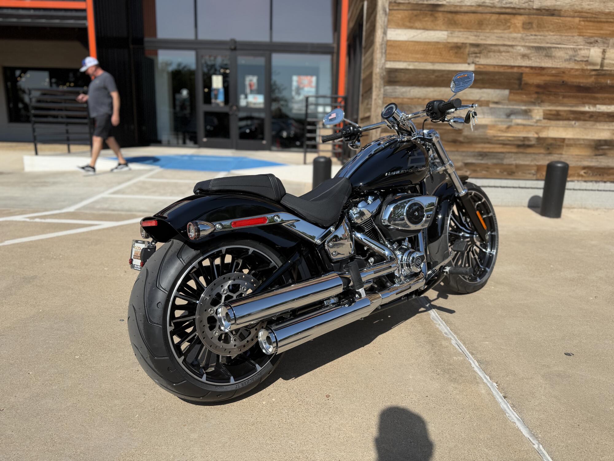 2026 Harley-Davidson® Breakout® Vivid Black Chrome Trim, photo 8