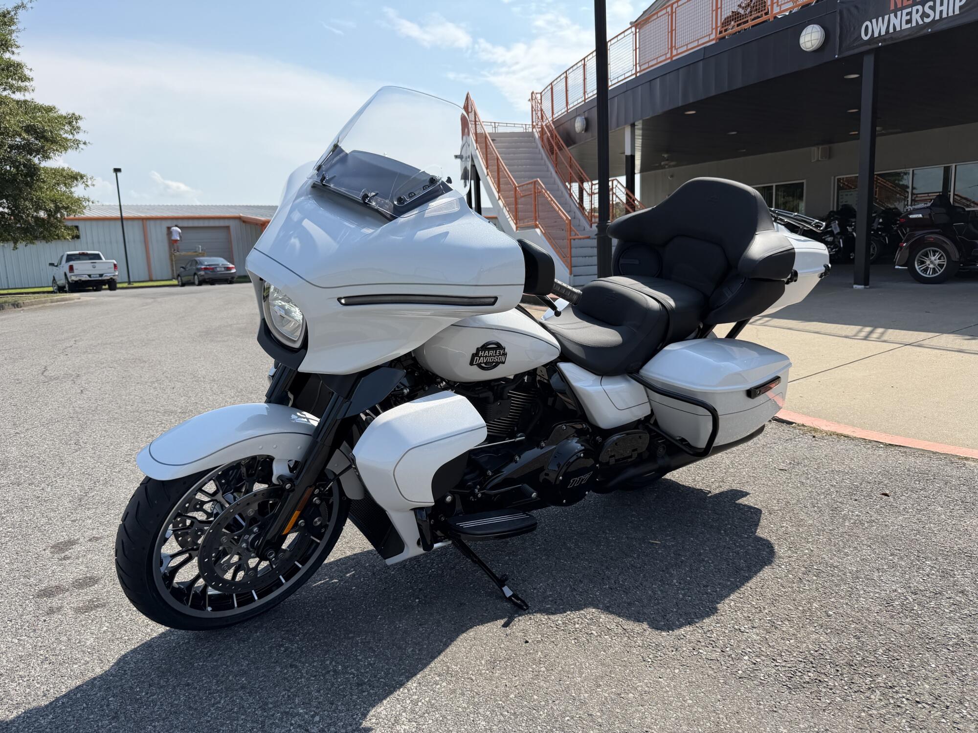 2026 Harley-Davidson® Street Glide Limited White Onyx Pearl Black Trim, photo 6