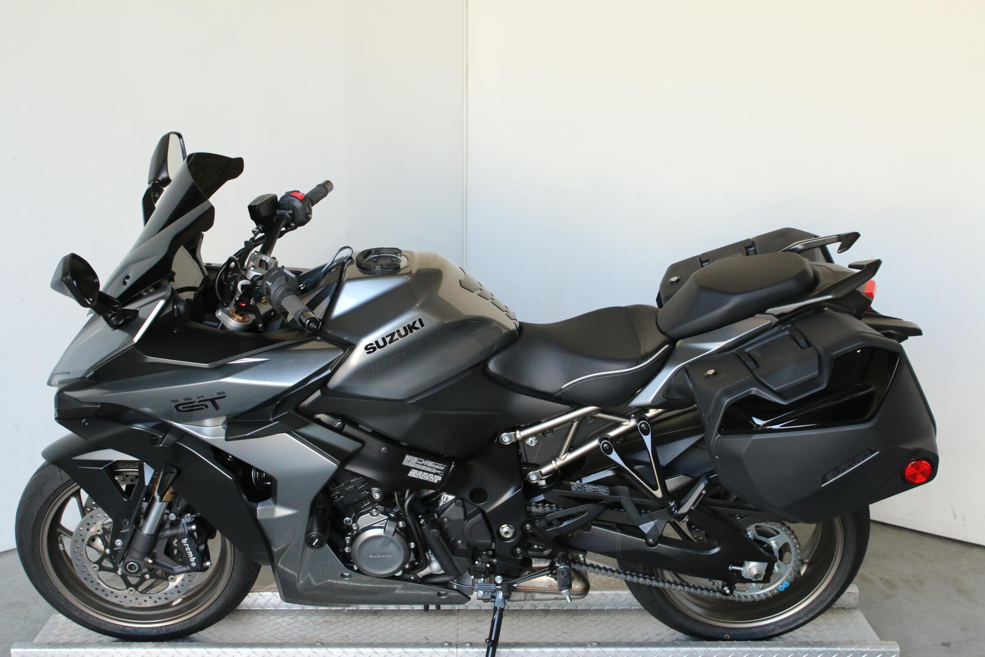 2025 Suzuki GSX-S1000GT+ Metallic Oort Gray No. 3, photo 6