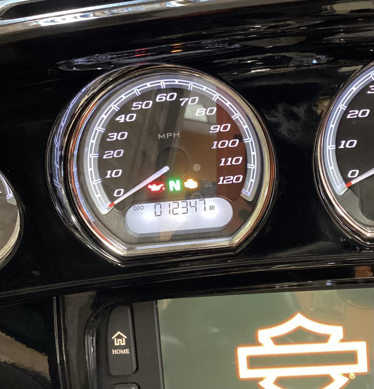 2018 Harley-Davidson® Ultra Limited Peace Officer W/Pinstripe, photo 9