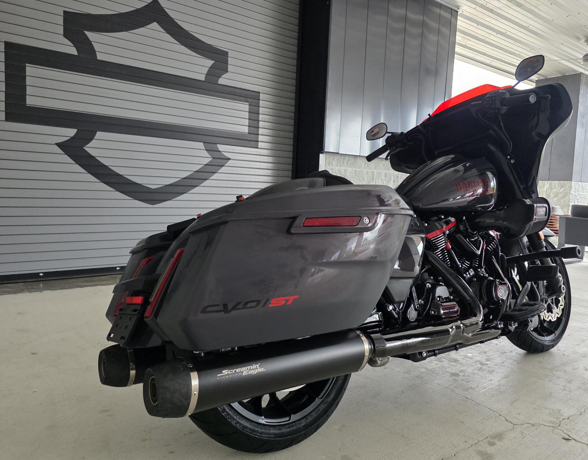 2026 Harley-Davidson® CVO Street Glide ST Inferno Gray, photo 8