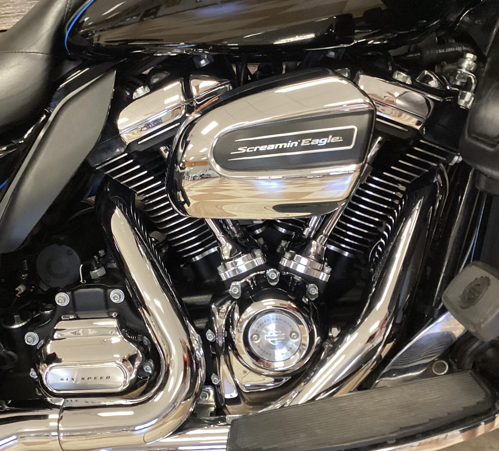2018 Harley-Davidson® Ultra Limited Peace Officer W/Pinstripe, photo 12