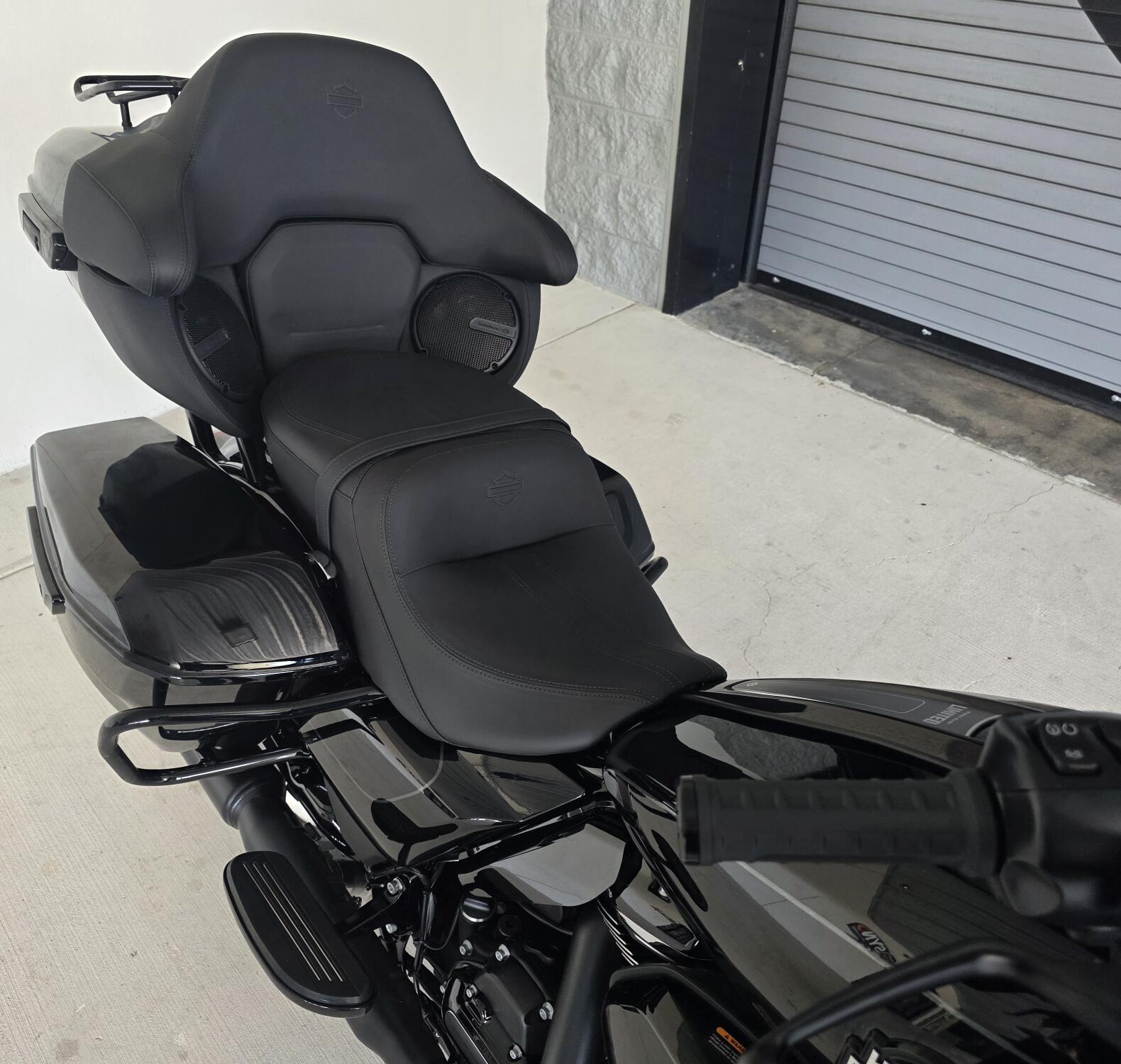 2026 Harley-Davidson® Street Glide Limited Vivid Black Black Trim, photo 6
