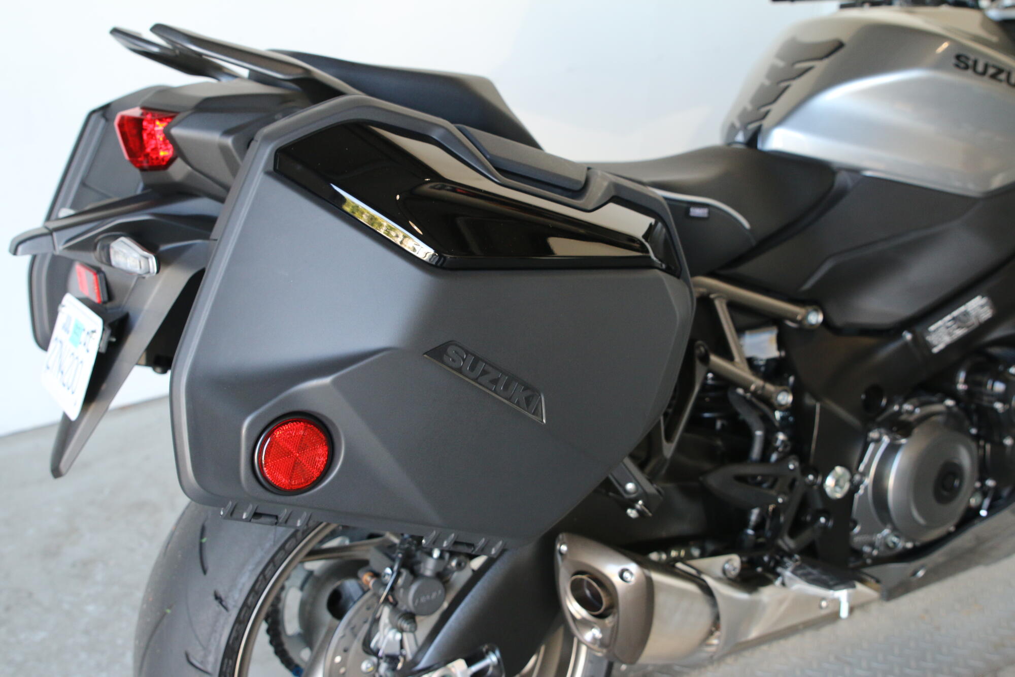 2025 Suzuki GSX-S1000GT+ Metallic Oort Gray No. 3, photo 11