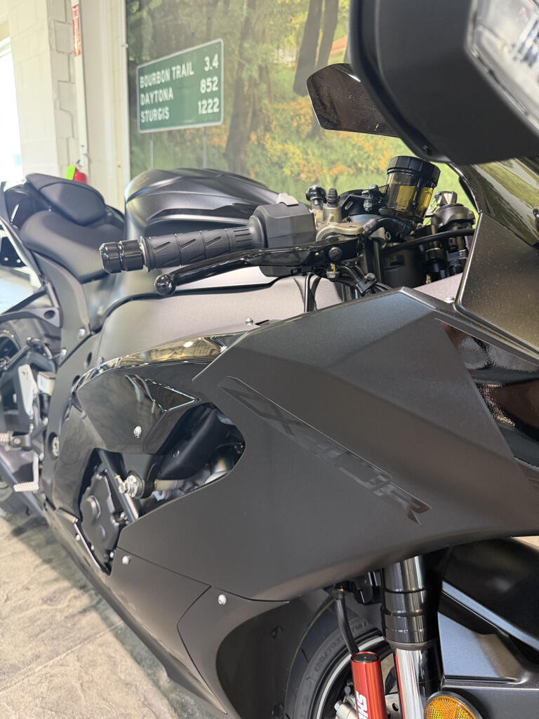 2025 Kawasaki Ninja® ZX™-10R ABS, photo 2