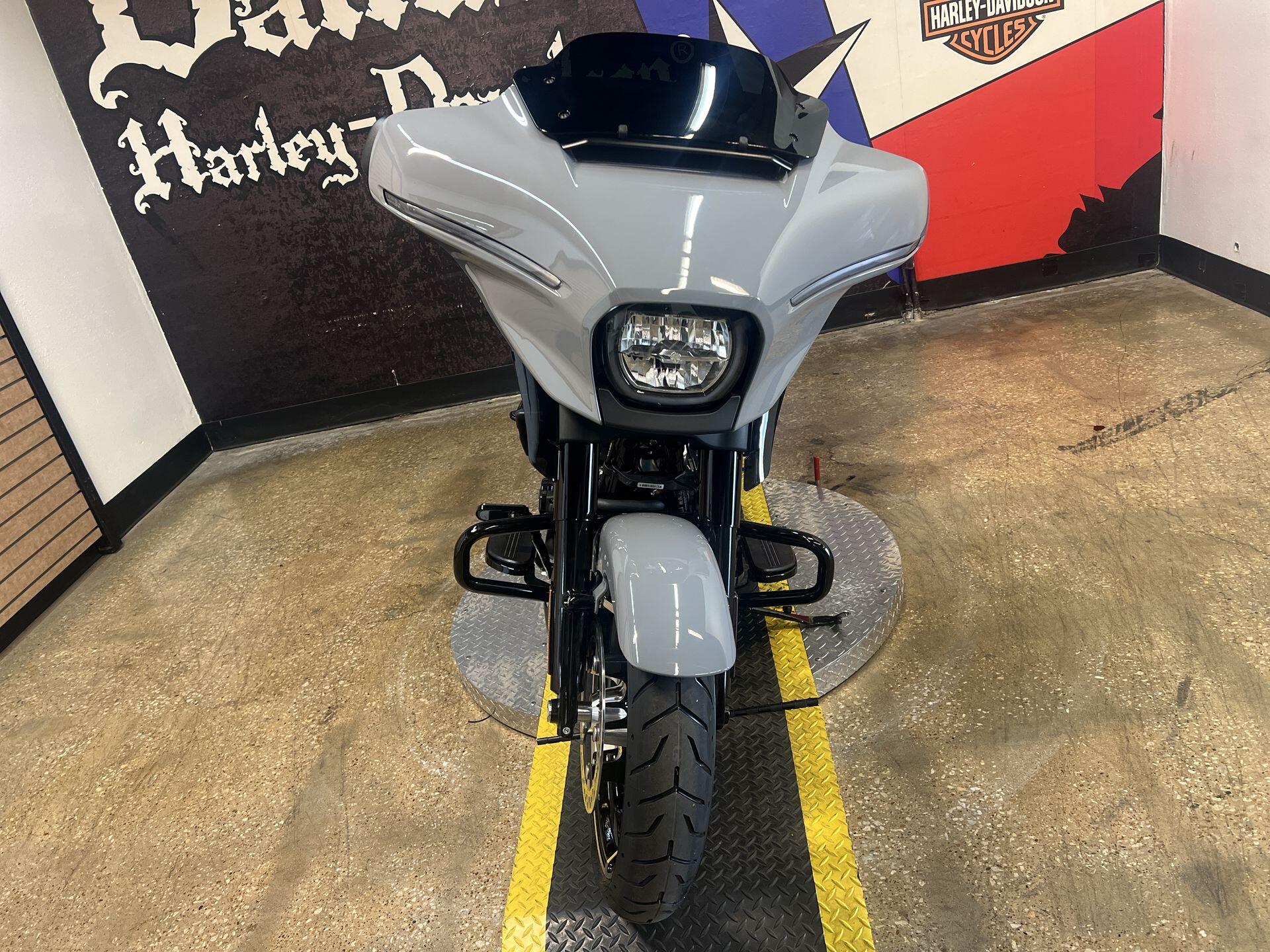 2026 Harley-Davidson® Street Glide® FLHX, photo 5