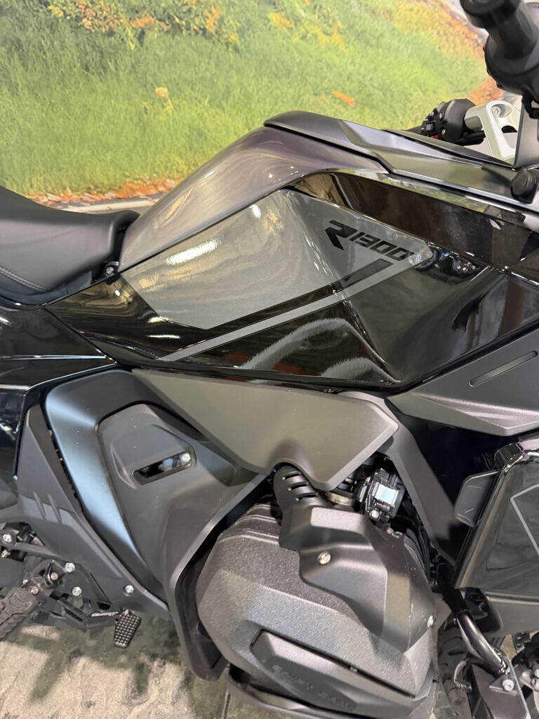 2026 R1300RT Triple Black only 1314 miles!!!, photo 5