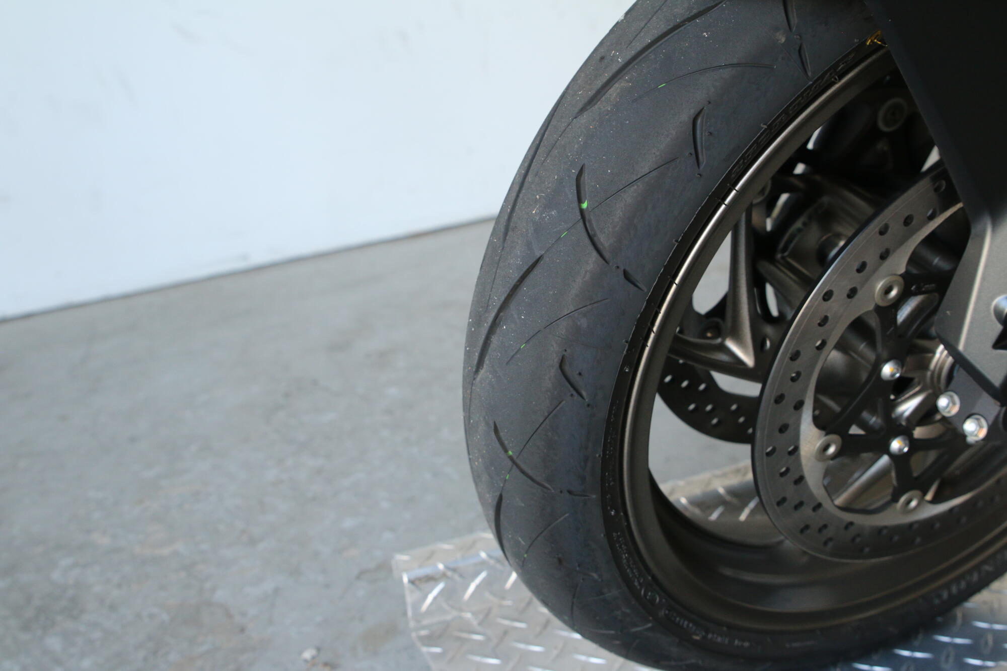 2025 Suzuki GSX-S1000GT+ Metallic Oort Gray No. 3, photo 17