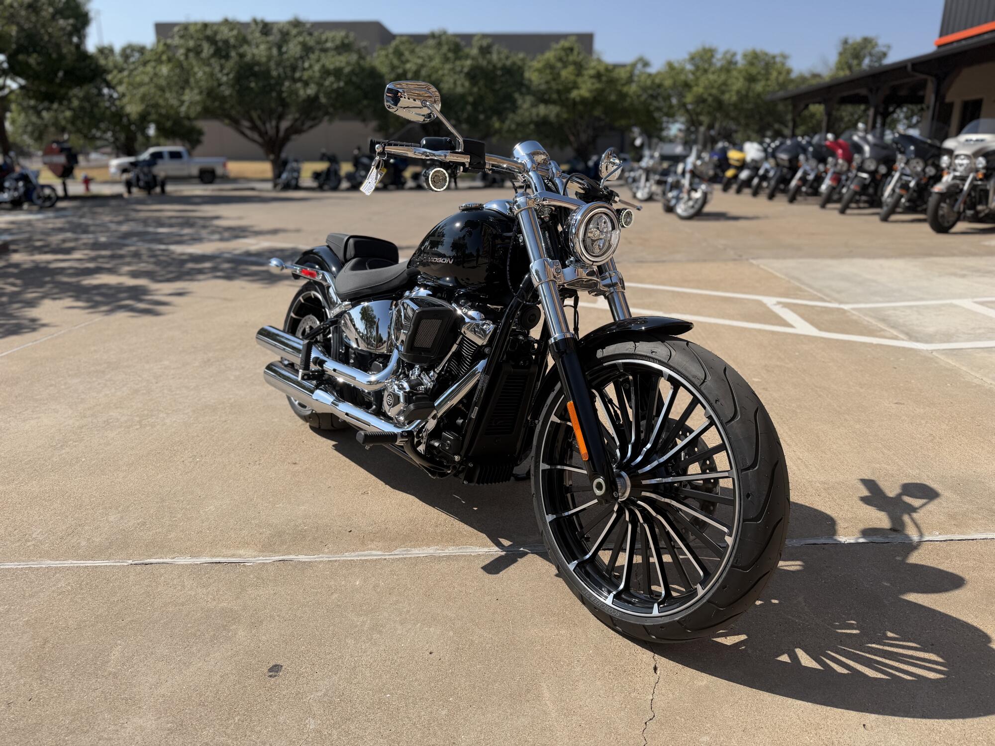 2026 Harley-Davidson® Breakout® Vivid Black Chrome Trim, photo 2