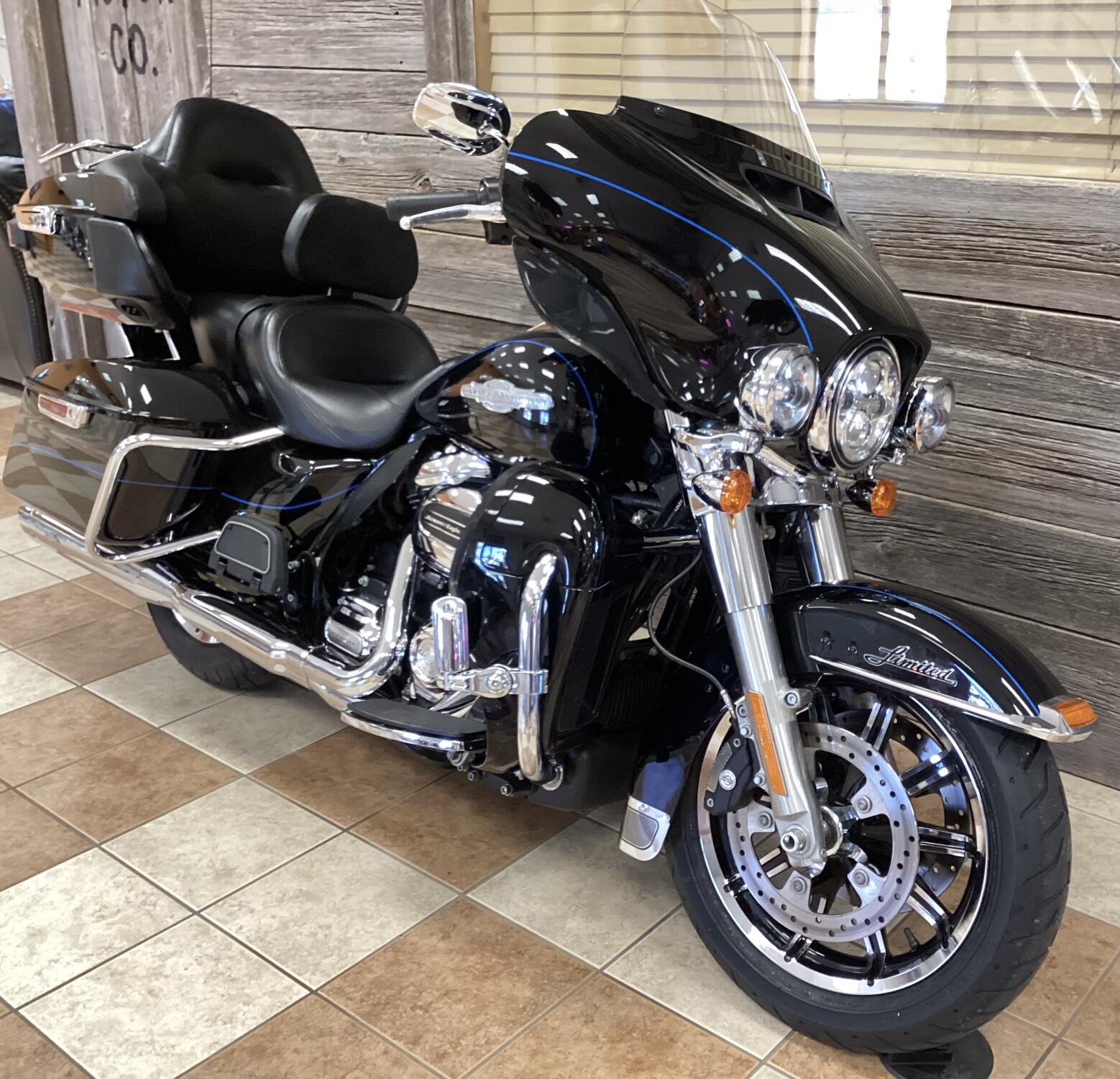2018 Harley-Davidson® Ultra Limited Peace Officer W/Pinstripe, photo 6