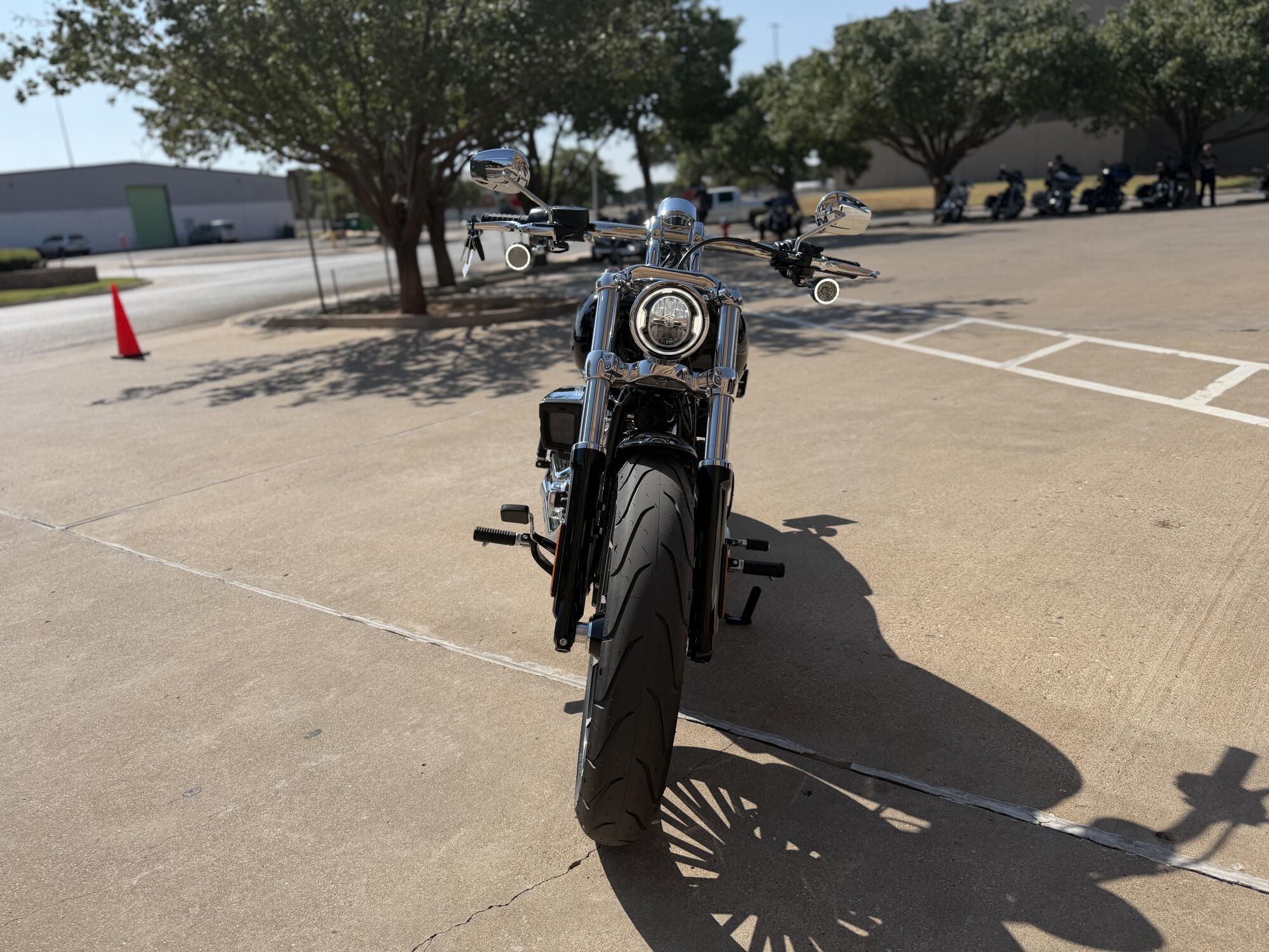 2026 Harley-Davidson® Breakout® Vivid Black Chrome Trim, photo 3