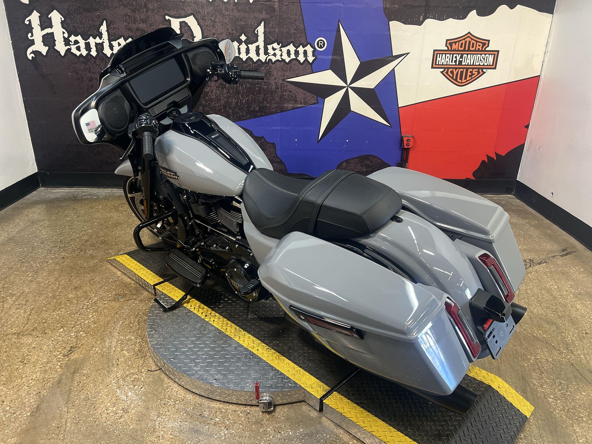 2026 Harley-Davidson® Street Glide® FLHX, photo 2