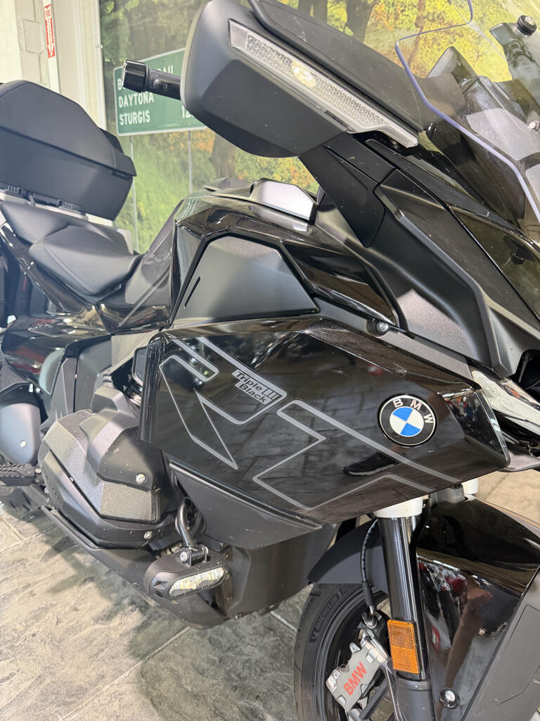 2026 R1300RT Triple Black only 1314 miles!!!, photo 2