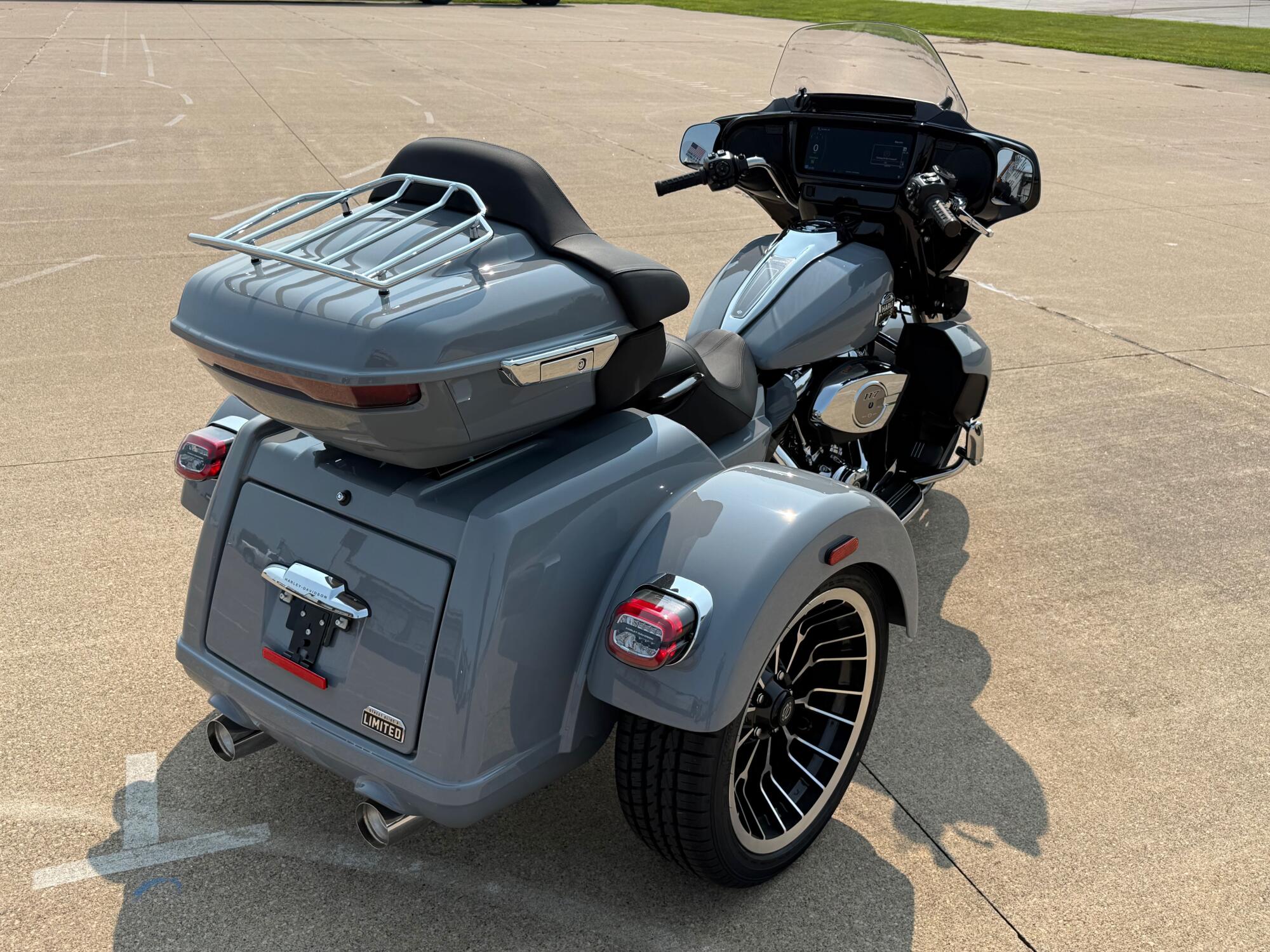2026 Harley-Davidson® Street Glide 3 Limited Dark Billiard Gray Chrome Trim, photo 8