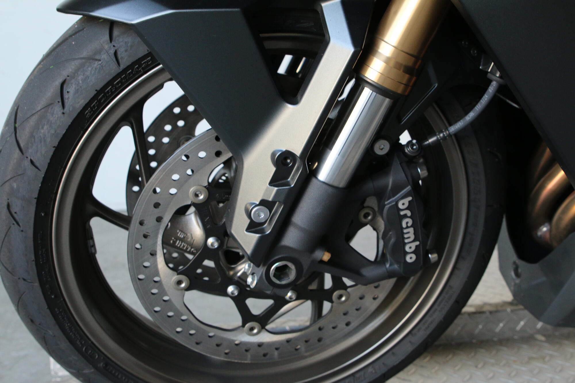 2025 Suzuki GSX-S1000GT+ Metallic Oort Gray No. 3, photo 18