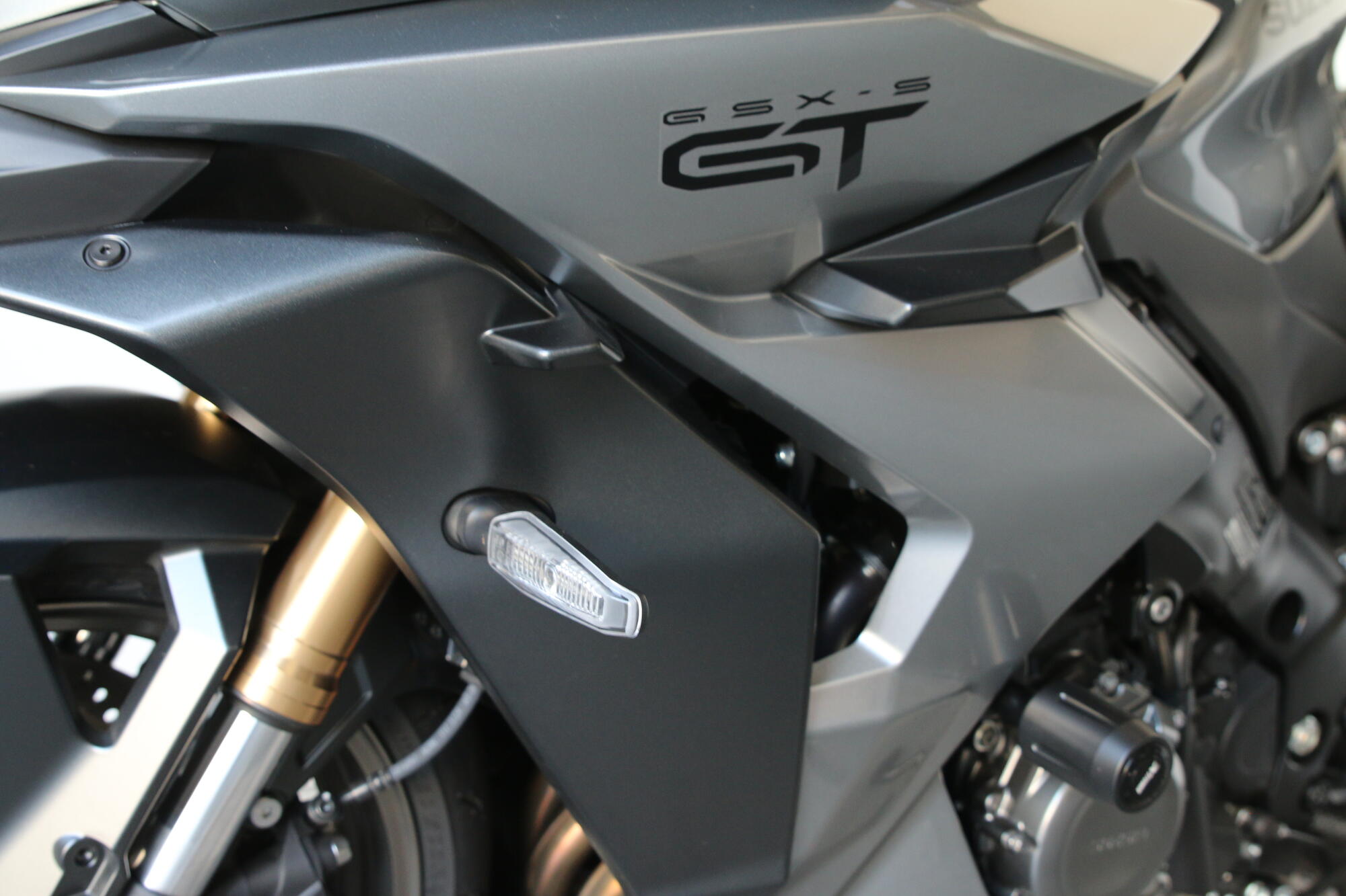 2025 Suzuki GSX-S1000GT+ Metallic Oort Gray No. 3, photo 19