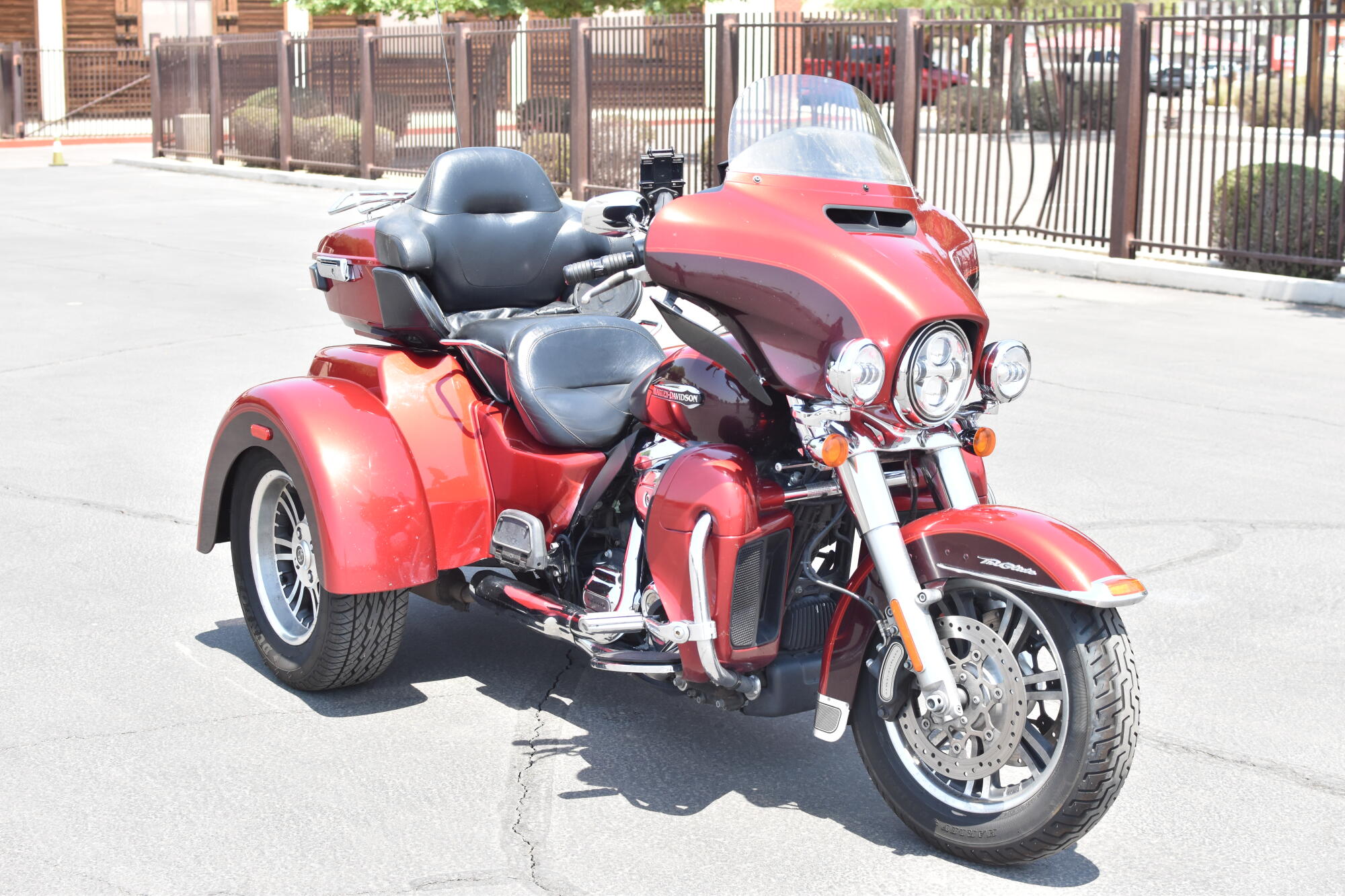 2018 Harley-Davidson® Tri Glide® Ultra Wicked Red/Twisted Cherry FLHTCUTG, photo 2