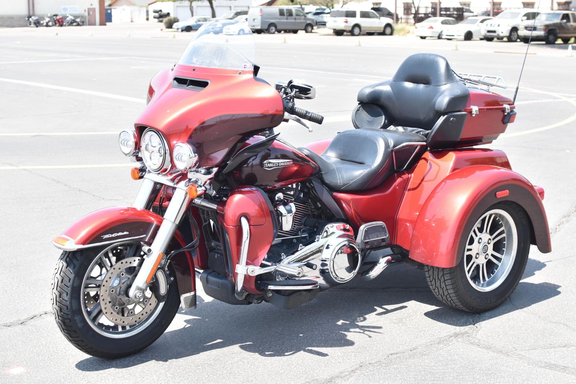 2018 Harley-Davidson® Tri Glide® Ultra Wicked Red/Twisted Cherry FLHTCUTG, photo 4