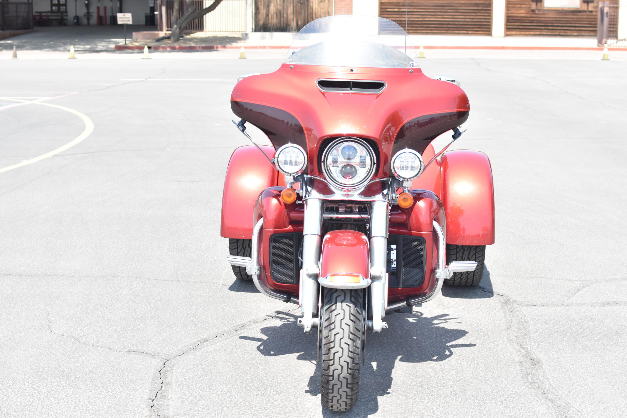 2018 Harley-Davidson® Tri Glide® Ultra Wicked Red/Twisted Cherry FLHTCUTG, photo 3